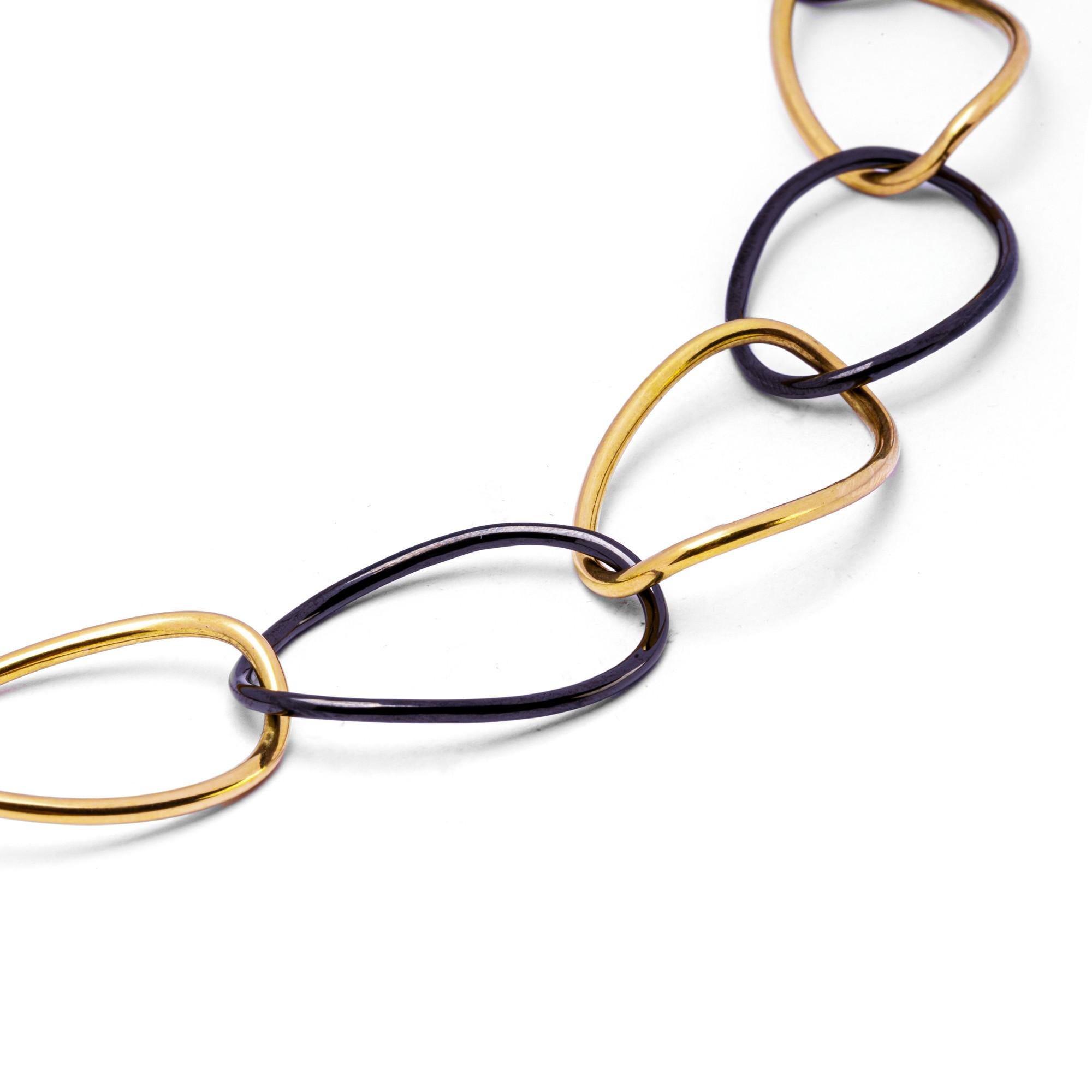 Alex Jona High-Tech Schwarze lange Halskette mit geschwungenen Gliedern aus Keramik in Gold im Angebot 2