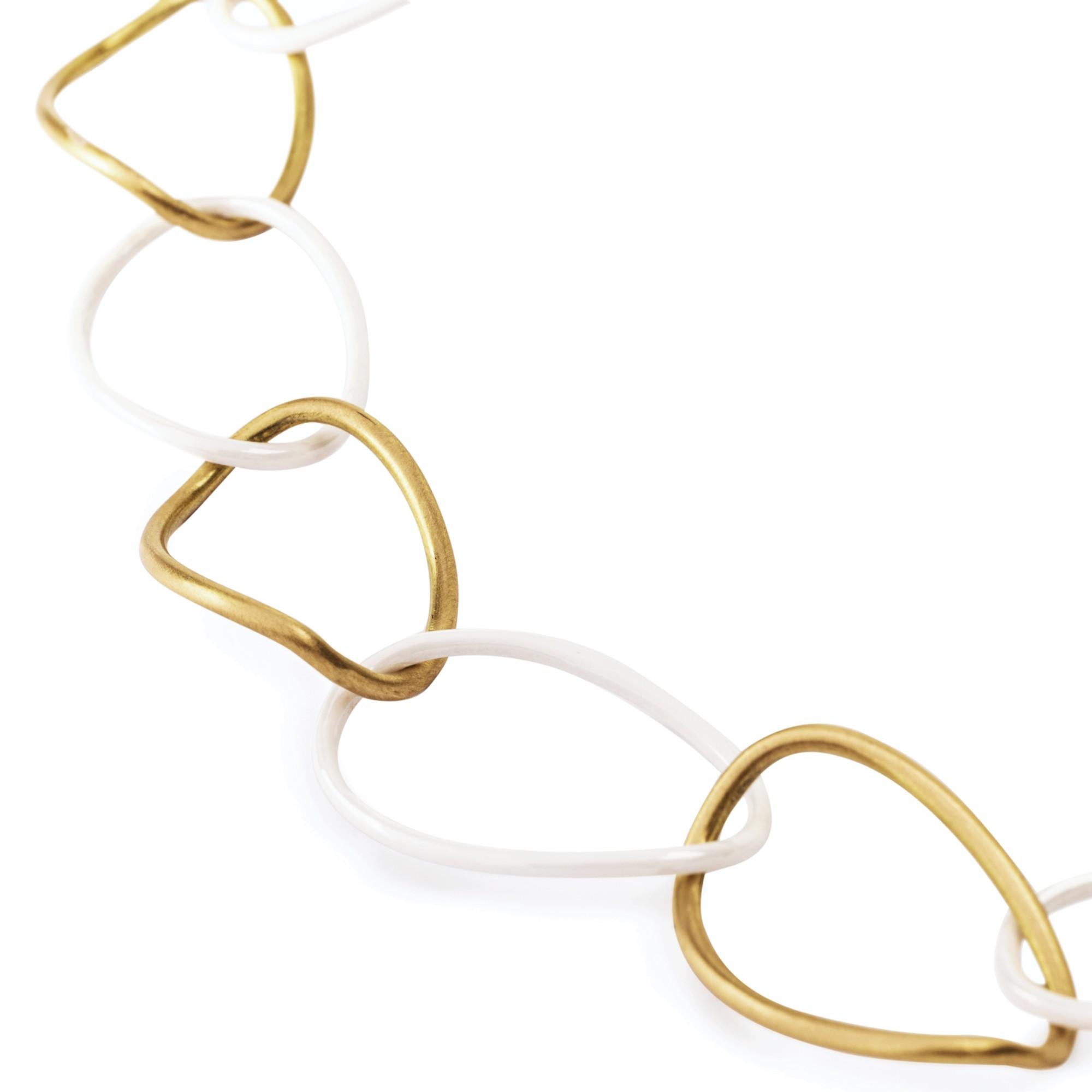 Collezione Alex Jona, collana in oro giallo 18 carati satinato e ceramica high-tech bianca, realizzata a mano in Italia.
Con una durezza che si avvicina a quella del diamante, la ceramica high-tech è un materiale altamente resistente ai graffi.