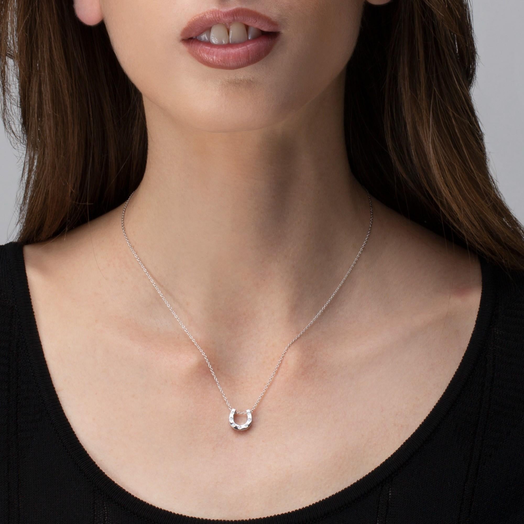 Alex Jona design collection, hand crafted in Italy, 18 carat white gold horseshoe  pendant, sliding on a 17.7 in/45 cm chain necklace. A further small ring allows to reduce the length of the chain to 16.5 in./42 cm. Marked Jona. Dimensions: 0.42 in.