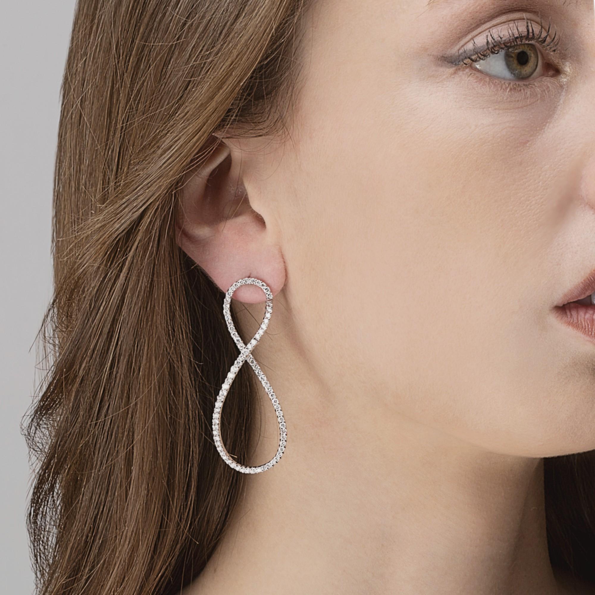 Alex Jona Infinity Pendants d'oreilles en or blanc 18 carats avec diamants blancs Neuf - En vente à Lugano, CH
