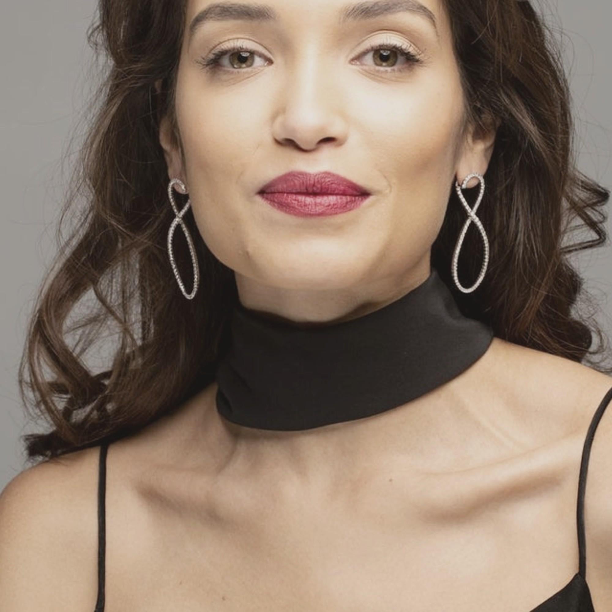 Collection Alex Jona, fait à la main en Italie, boucles d'oreilles Infinity en or blanc 18 carats serties de 3,86 carats de diamants blancs, couleur F, pureté VVS1.
Dimensions : H 2.36 in x W 0.94 in x D 0.15 in - H 60 mm x W 24 mm X D 4 mm.

Les