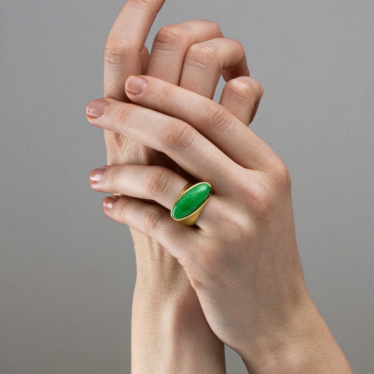 Alex Jona design collection, handgefertigt in Italien, Ring aus 18 Karat Gelbgold, besetzt mit einer ovalen burmesischen Jade von 8,86 Karat. Ringgröße US 6- EU 12, kann auf jede Größe angepasst werden. Ring Abmessungen: H 0.94 in x B 0.94 in x T
