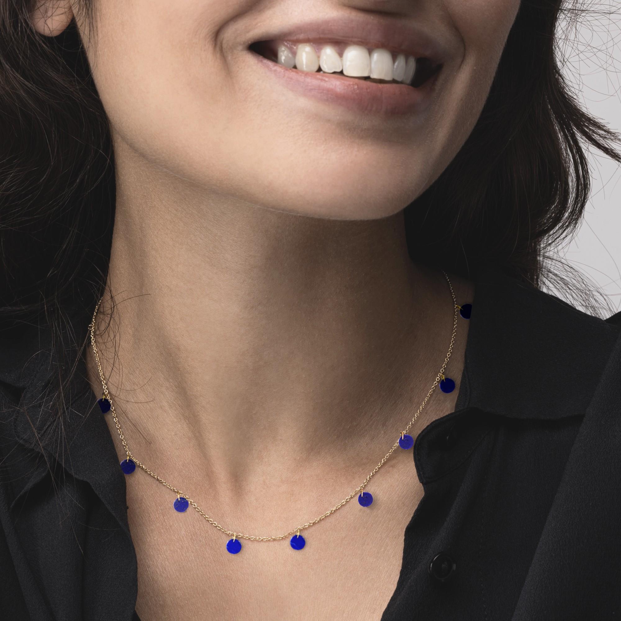 Collection Design/One d'Alex Jona, fait à la main en Italie, collier à chaîne en or jaune 18 carats suspendu à 11 pendentifs en lapis-lazuli. 
Les bijoux Alex Jona se distinguent, non seulement par leur design particulier et par l'excellente qualité