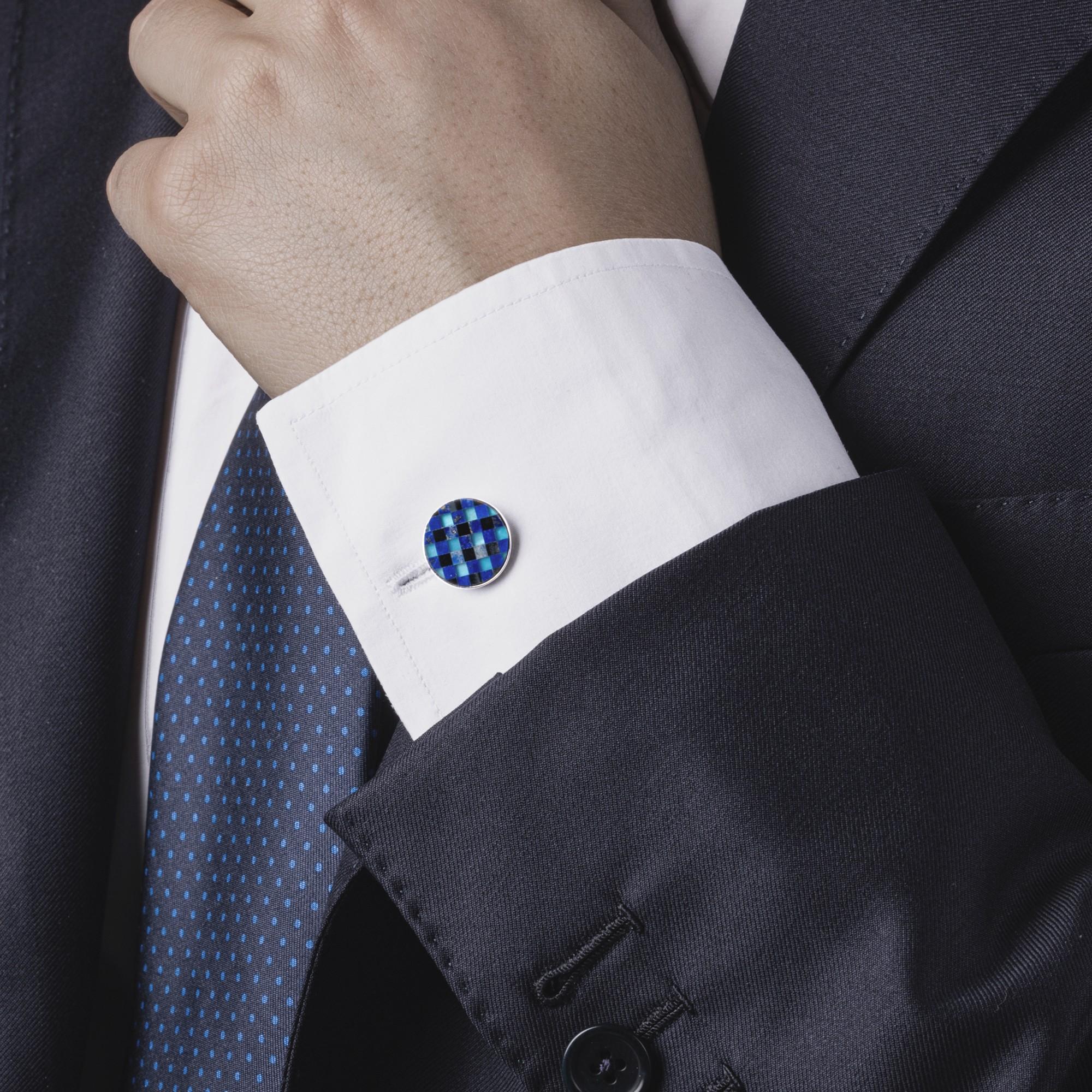 Alex Jona Design Kollektion, handgefertigt in Italien, rhodinierte Manschettenknöpfe aus Sterlingsilber mit Lapislazuli, Chalzedon und Onyx. 

Die Manschettenknöpfe von Alex Jona zeichnen sich nicht nur durch ihr besonderes Design und ihre