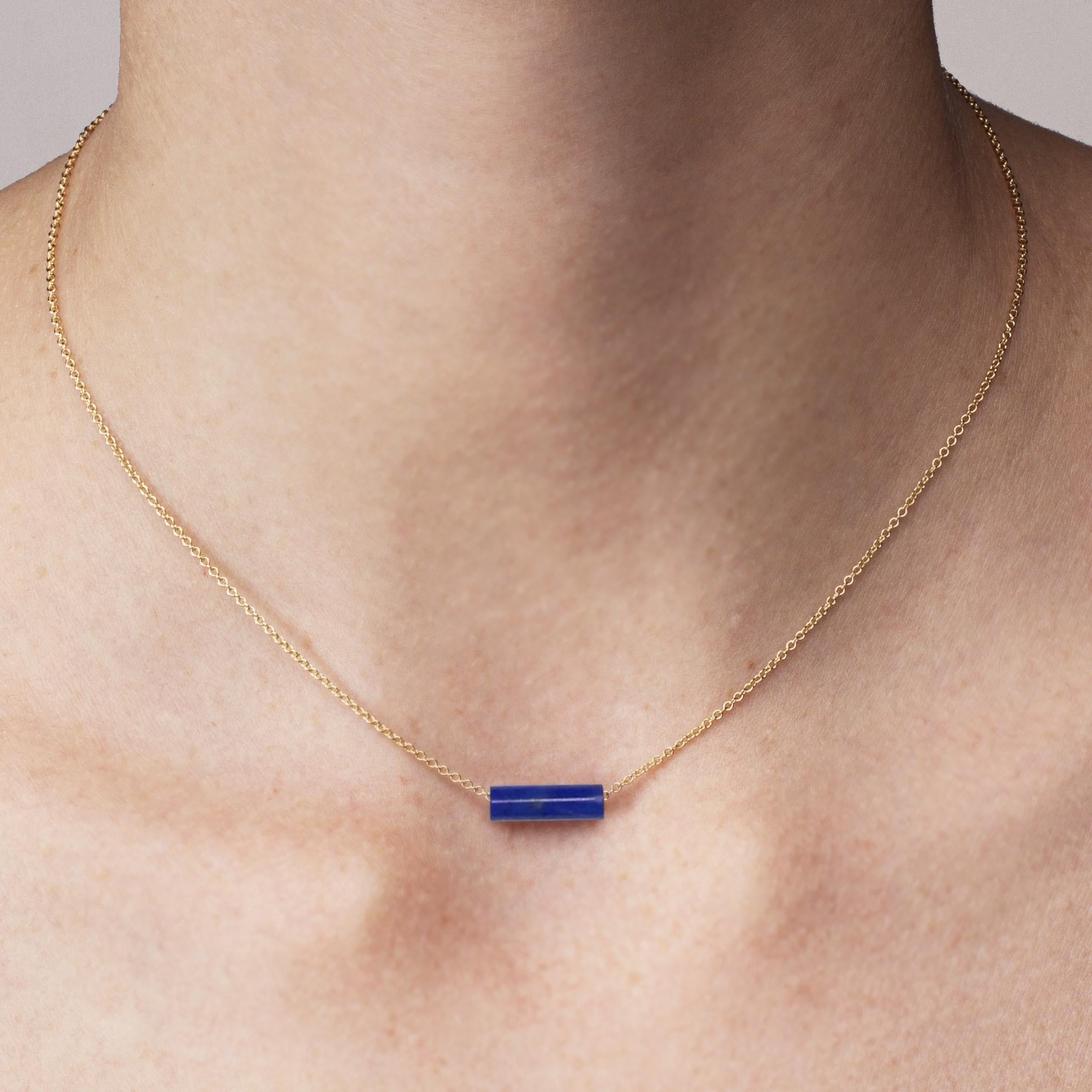 Collana a catena in oro giallo 18 carati della collezione Alex Jona, realizzata a mano in Italia, che sospende un bellissimo cilindro di lapislazzuli di alta qualità del peso di 5,28 carati. 
I gioielli Alex Jona si distinguono non solo per il loro
