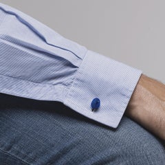 Gemelli in oro giallo 18 carati con uovo di lapislazzuli e calcedonio di Alex Jona