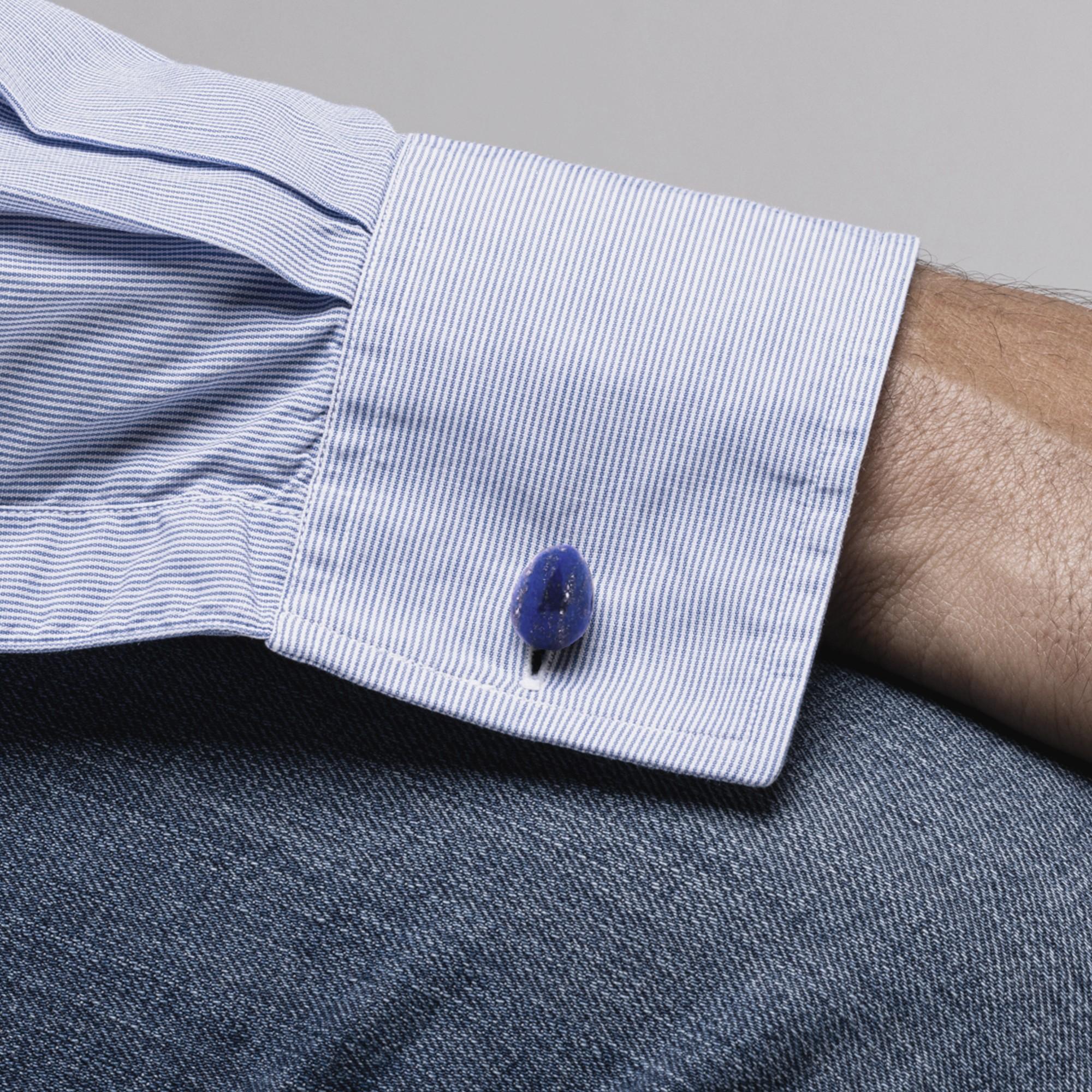 Collection Design/One d'Alex Jona, fabrication artisanale en Italie, boutons de manchette en argent sterling, en forme d'œuf et de cylindre en lapis-lazuli ciselé à la main.

Les boutons de manchette Alex Jona se distinguent, non seulement par leur