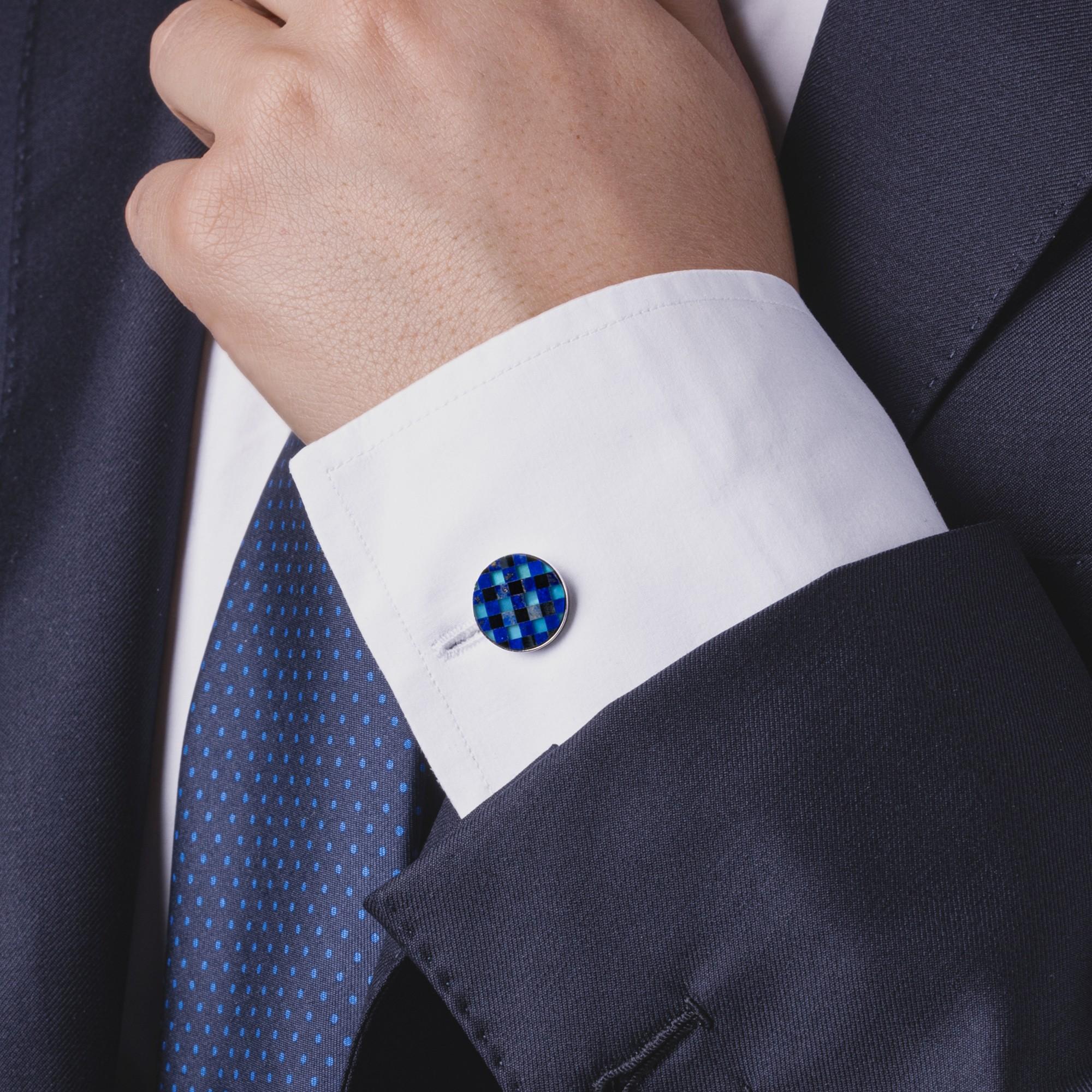 Collezione di design Alex Jona, realizzata a mano in Italia, gemelli in argento rodiato con motivo a intarsio di lapislazzuli, onice e calcedonio. Marcato Jona 925.
Dimensioni:   Diametro 0,59 in / 14,98 mm X Profondità 0,10 in / 2,61 mm

I gemelli