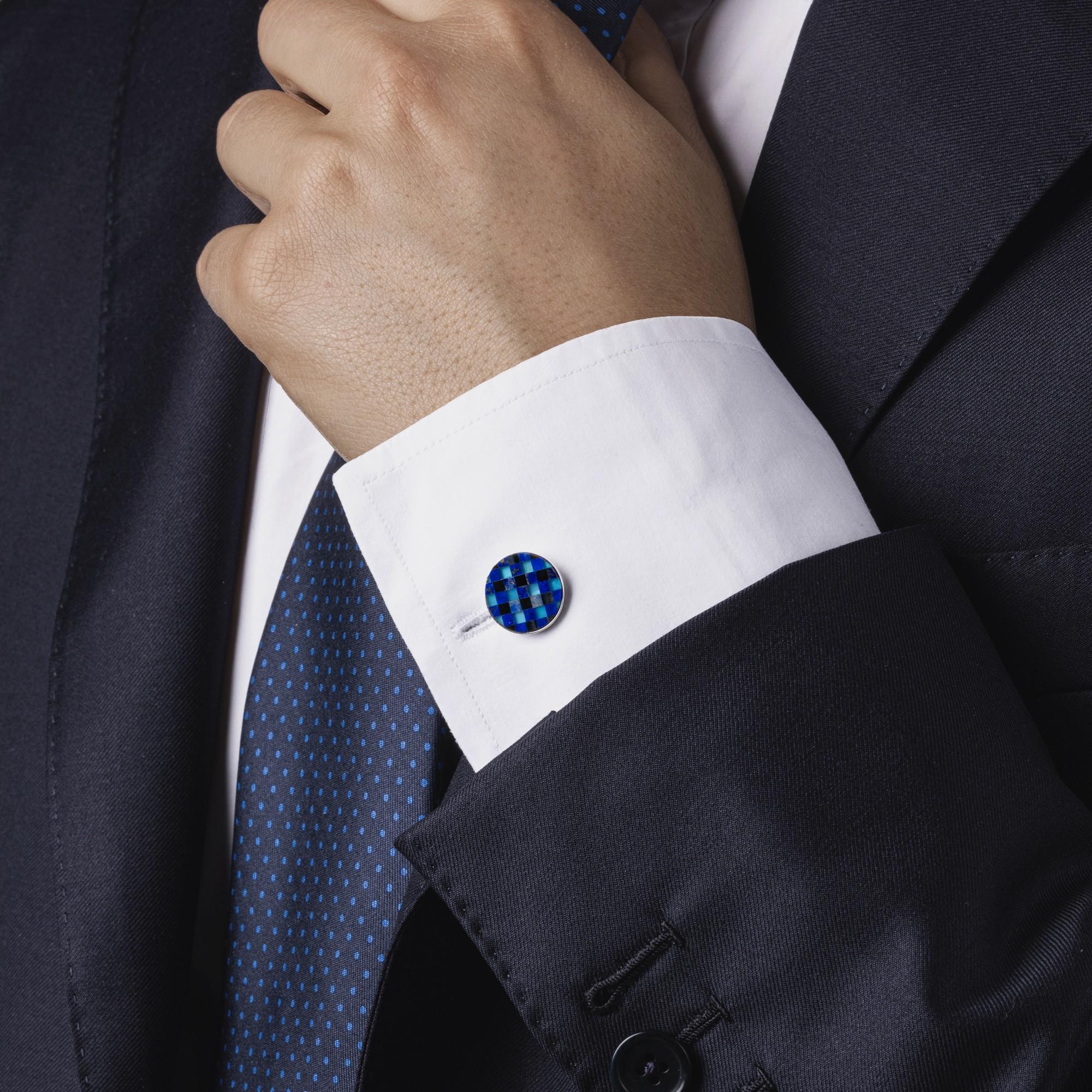 Collezione di design Alex Jona, realizzata a mano in Italia, gemelli in argento rodiato con motivo a intarsio di lapislazzuli, onice e calcedonio. Questi gemelli sono dotati di una chiusura a T-Bar, che ne facilita l'uso e garantisce il fissaggio
