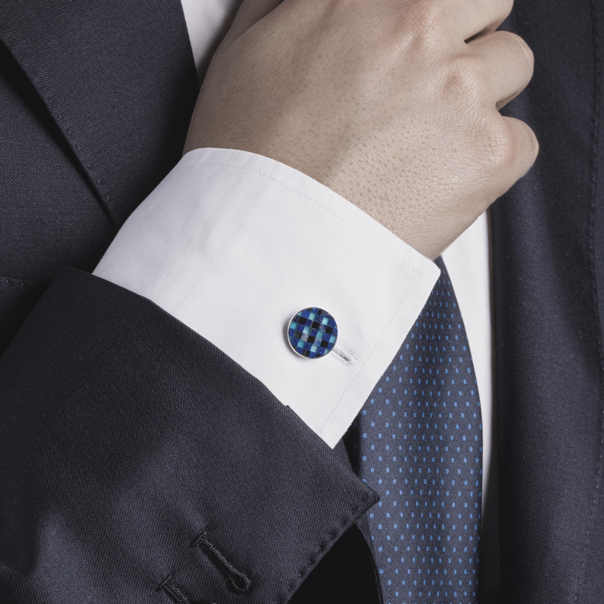 Collezione di design Alex Jona, realizzata a mano in Italia, gemelli in argento rodiato con motivo a intarsio di lapislazzuli, onice e calcedonio. Questi gemelli sono dotati di una chiusura a T-Bar, che ne facilita l'uso e garantisce il fissaggio