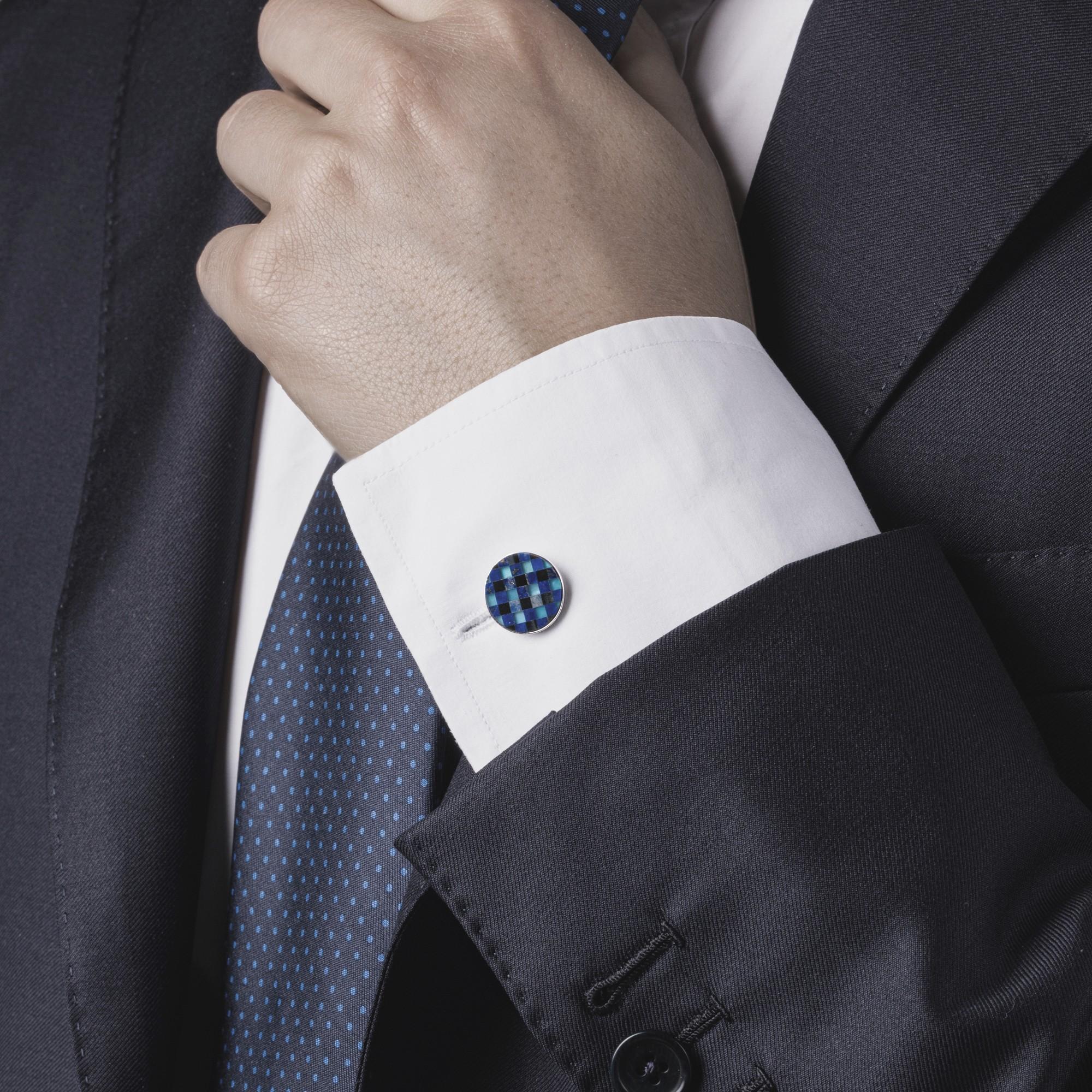 Collezione di design Alex Jona, realizzata a mano in Italia, gemelli in argento rodiato con motivo a intarsio di lapislazzuli, onice e calcedonio. Marcato Jona 925.
Dimensioni:   Diametro 0,59 in / 14,98 mm X Profondità 0,10 in / 2,61 mm

I gemelli