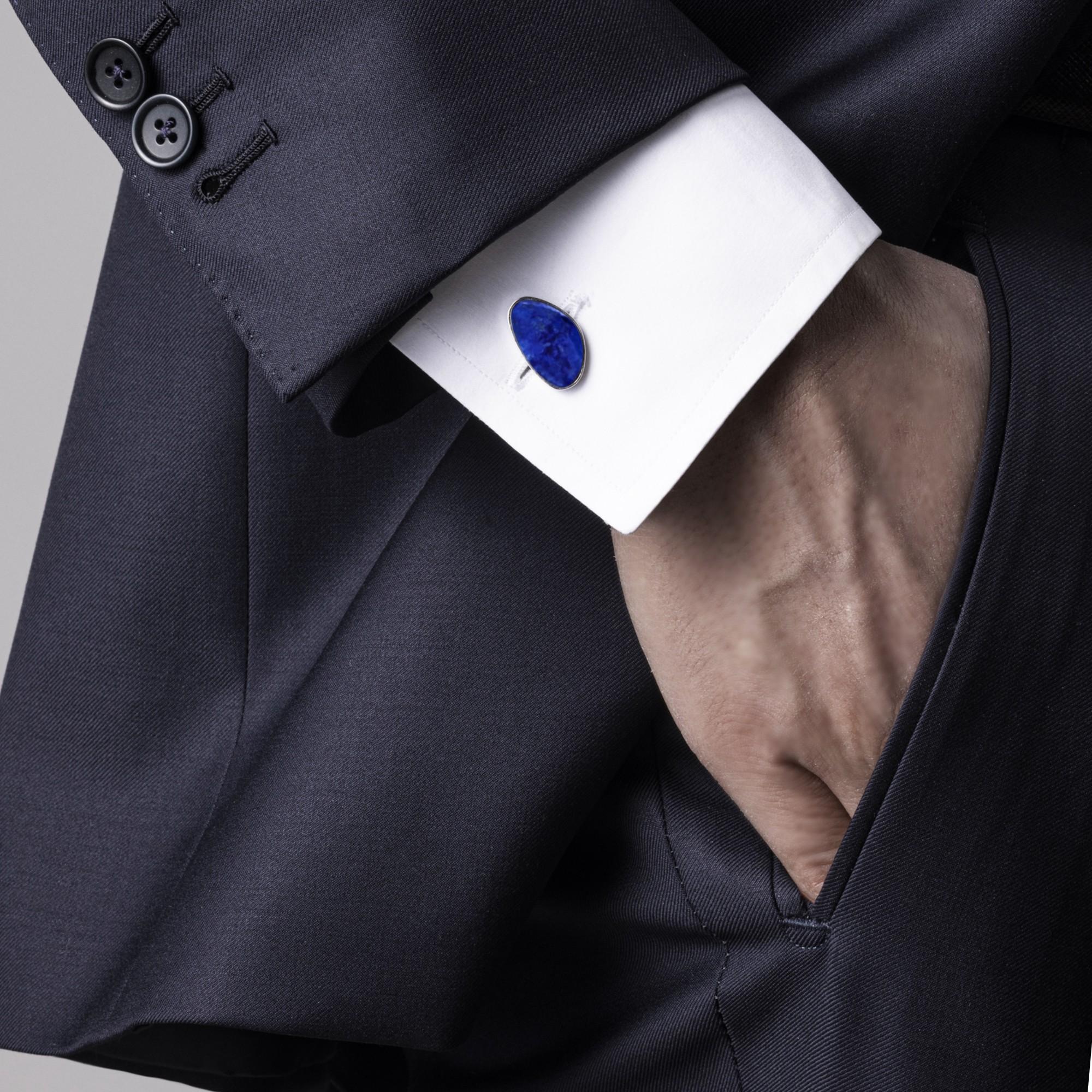 Alex Jona Design Kollektion Lapislazuli Kieselsteinform Manschettenknöpfe aus 925/°°°  rhodiniertes Sterlingsilber. Gekennzeichnet mit JONA 925.
Die Manschettenknöpfe von Alex Jona zeichnen sich nicht nur durch ihr besonderes Design und ihre