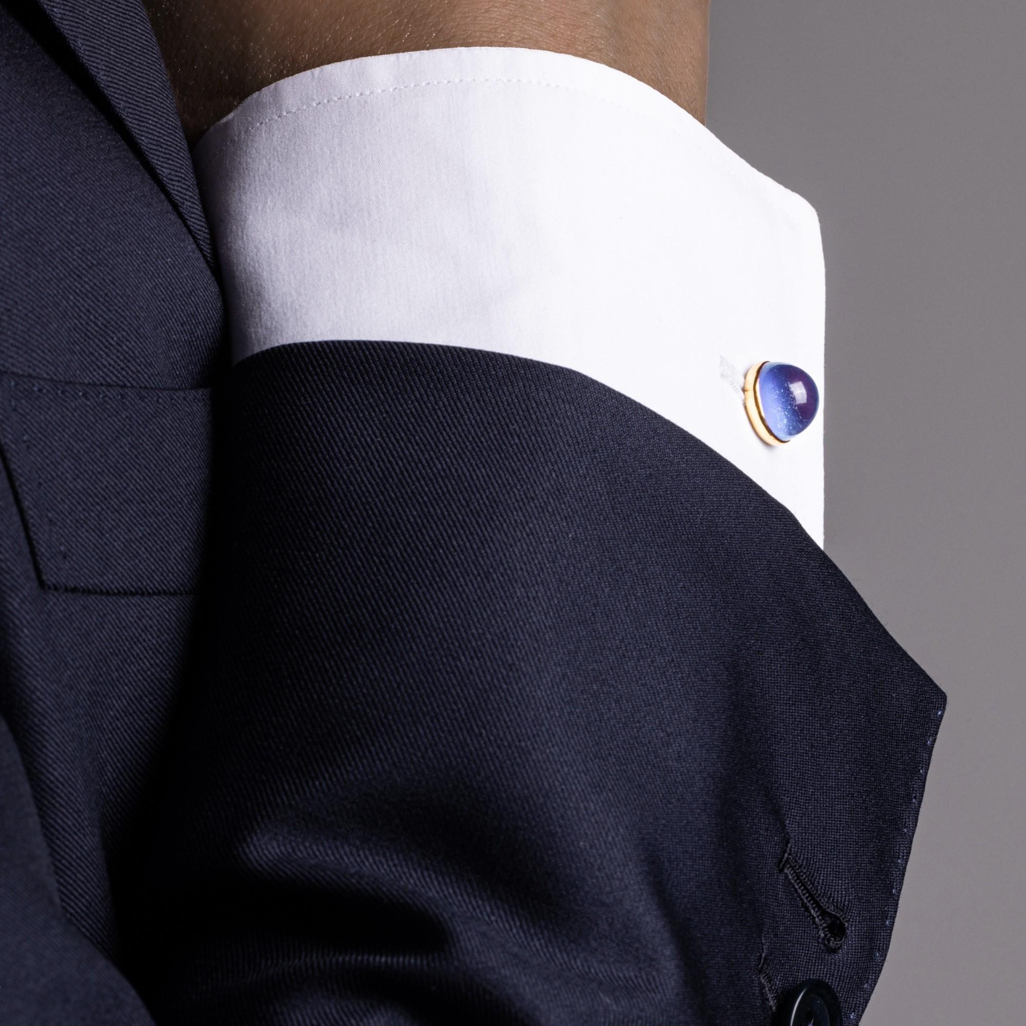 Alex Jona Design-Kollektion, handgefertigt in Italien, 18 Karat Gelbgold, Quarz über Lapis Lazuli Cabochon Paar Manschettenknöpfe, Gewicht 21,30 Karat.   

Die Manschettenknöpfe von Alex Jona zeichnen sich nicht nur durch ihr besonderes Design und