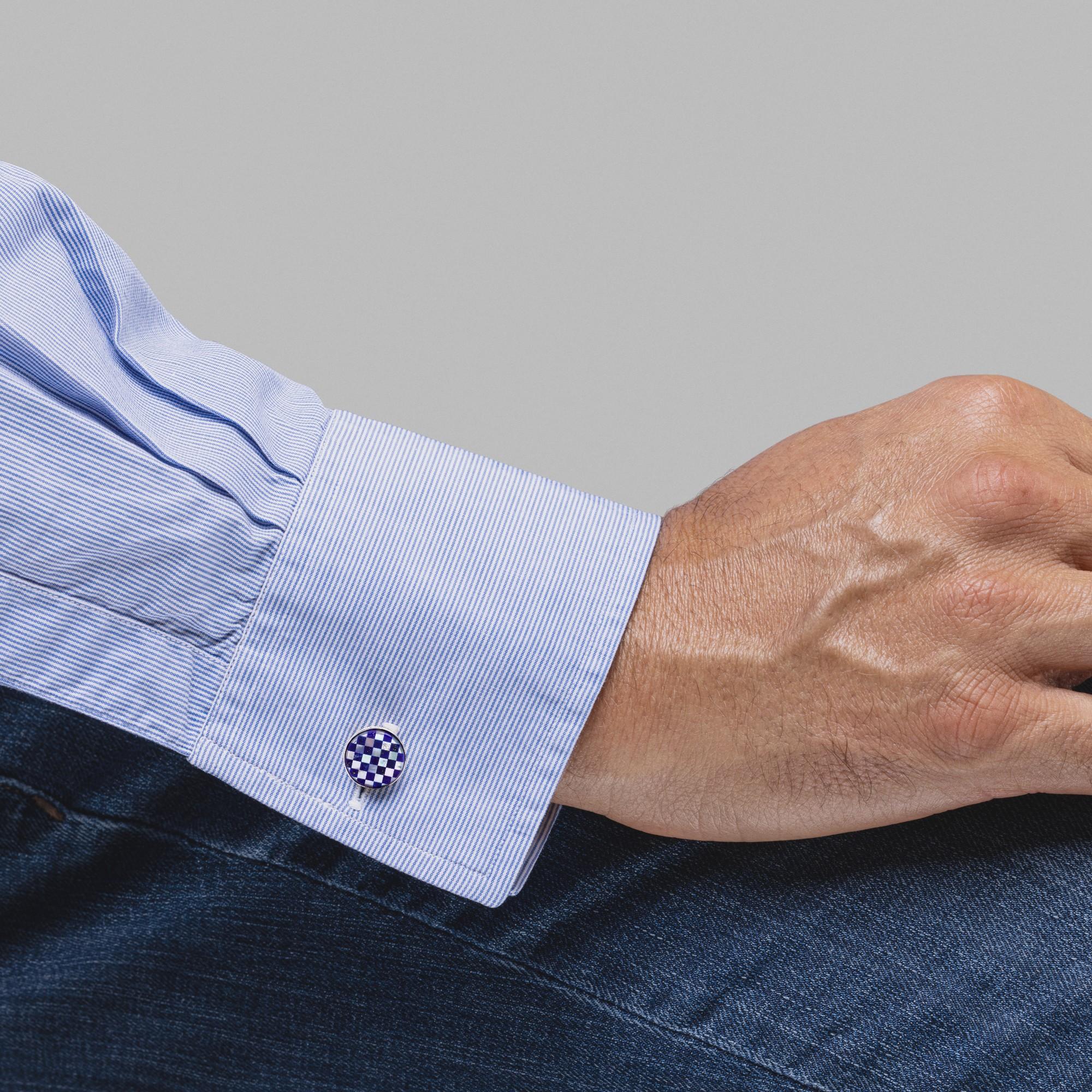 Collection design Alex Jona, boutons de manchette en argent sterling Lapis Lazuli, fabriqués à la main en Italie et plaqués rhodium. Marqué Jona 925. Dimensions : Diamètre 0.58 in / 14.90 mm X Profondeur 0.12 in / 3.20 mm

Les boutons de manchette