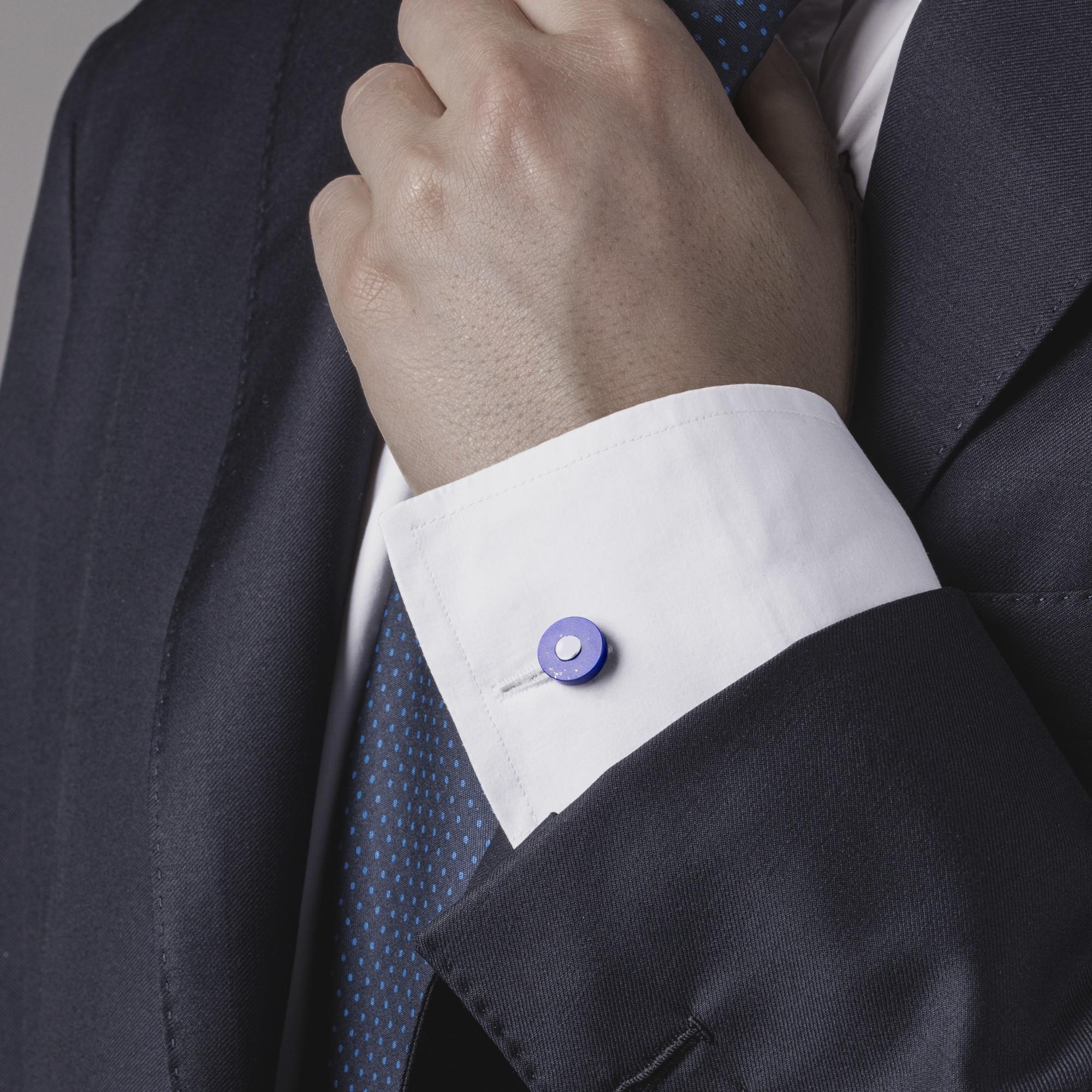 Collezione di design Alex Jona, realizzati a mano in Italia, gemelli rotondi in Lapislazzuli Sterling Silver. Questi gemelli sono dotati di una chiusura a T-Bar, che ne facilita l'uso e garantisce il fissaggio alla camicia. 

I gemelli Alex Jona si
