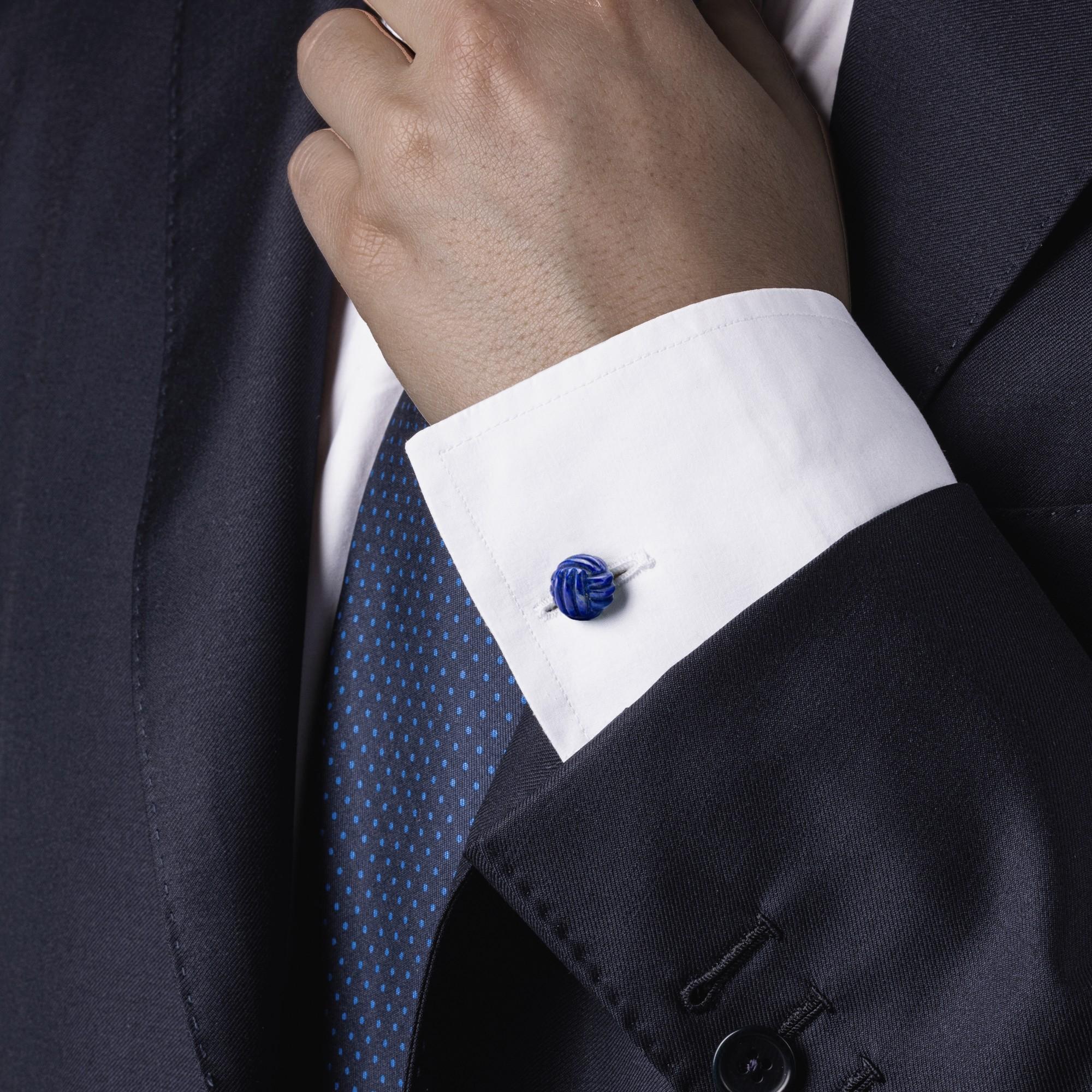 Collezione di design Alex Jona, realizzata a mano in Italia, gemelli con nodo in Lapislazzuli intagliato e montati in A. Silver placcato in rodio.  Diametro: 0.43 in / 11.22 mm

I gemelli Alex Jona si distinguono non solo per il loro design