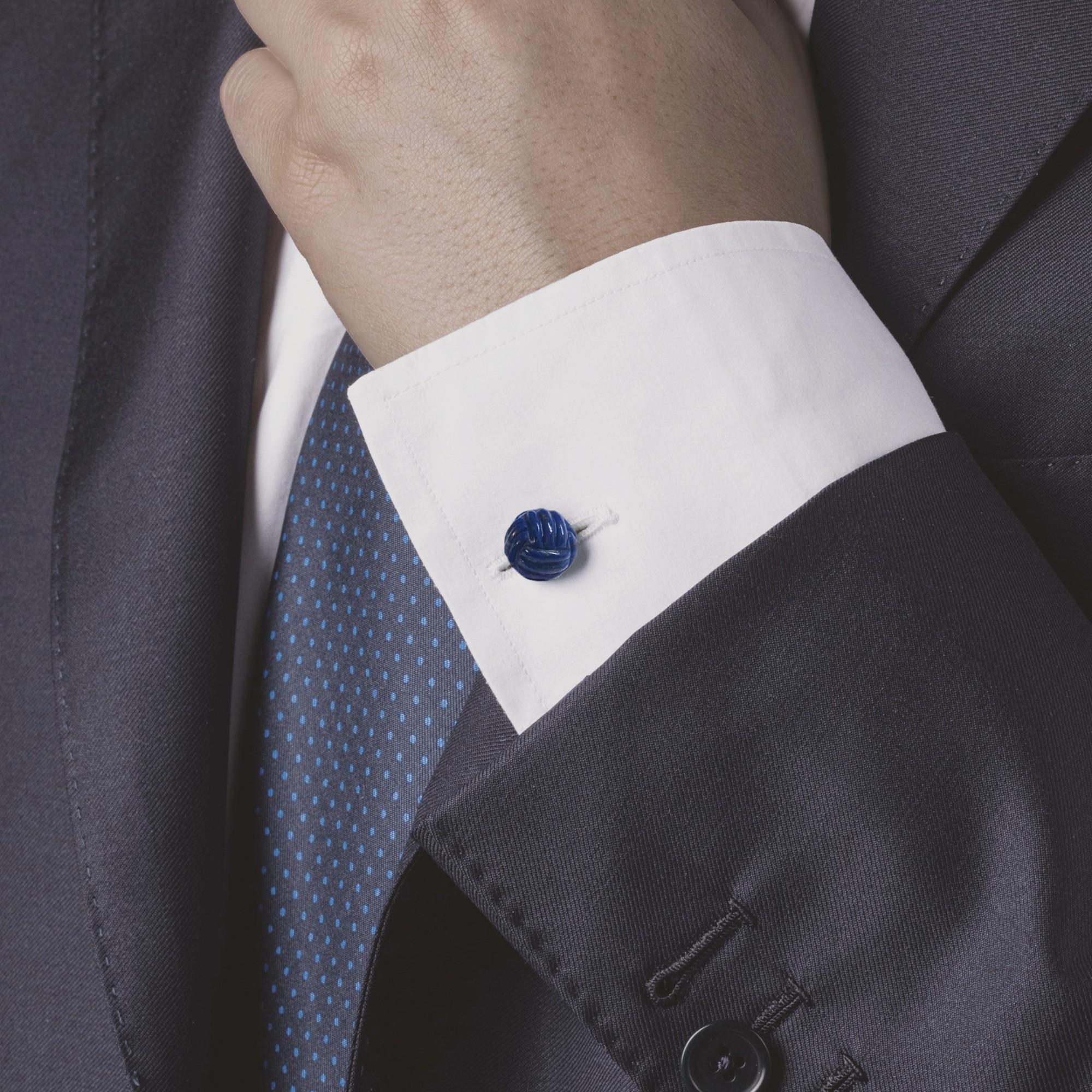 Boutons de manchette de la collection design Alex Jona, fabriqués à la main en Italie, nœud en Lapis Lazuli sculpté et monté en argent sterling rhodié.  Diamètre : 0.43 in / 11.22 mm

Les boutons de manchette Alex Jona se distinguent, non seulement