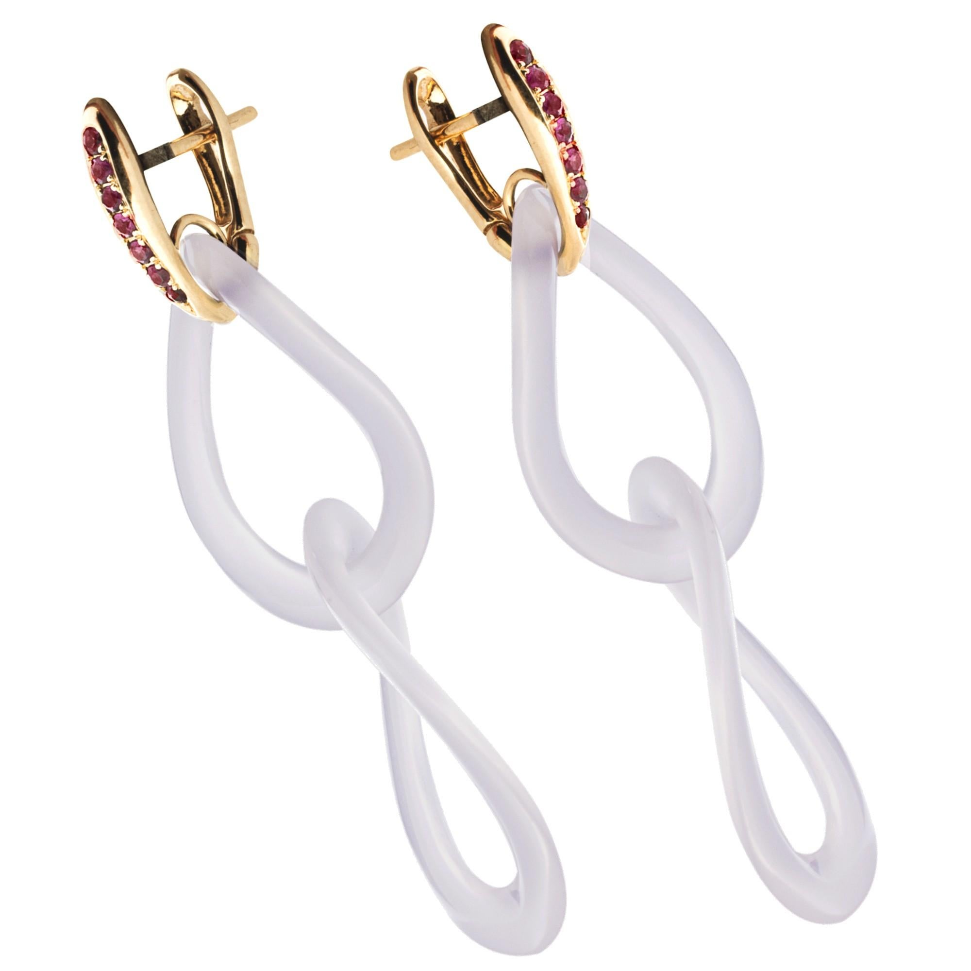 Poli au tonneau Alex Jona Pendants d'oreilles en or jaune 18 carats, agate gris clair et rubis en vente