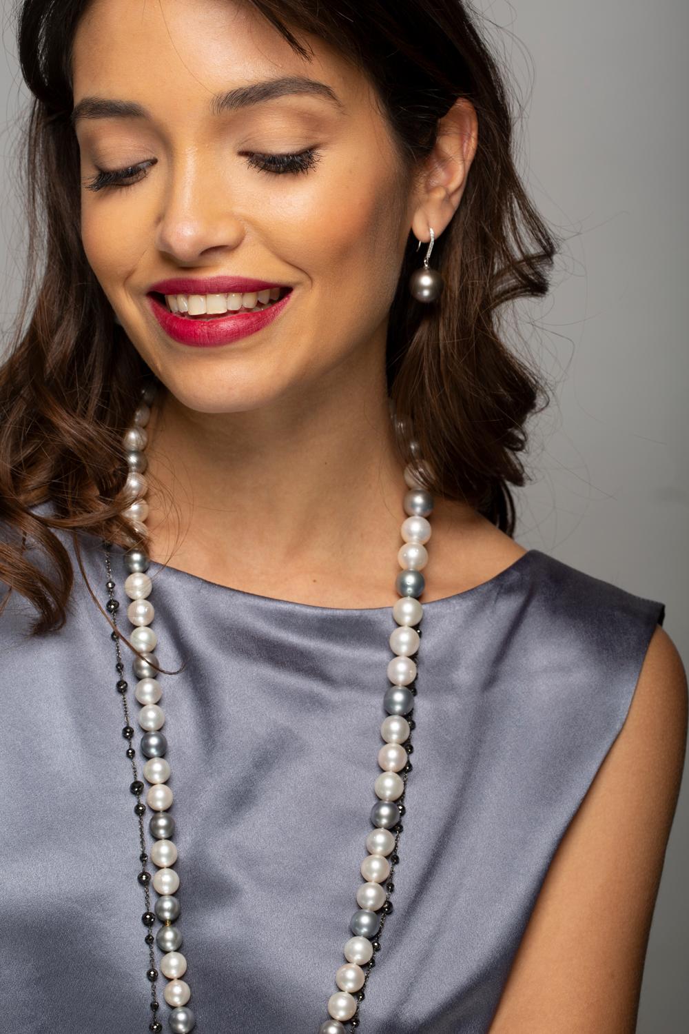 Alex Jona long pearl necklace composed by 47 South Sea pearls alternating with 20 light grey Tahiti pearls ranging from 11 to 13 mm / 0.43 in-0.51 in diameter, total length: 32.68 inch/83 cm), strung on a hand-knotted silk cord and secured by a