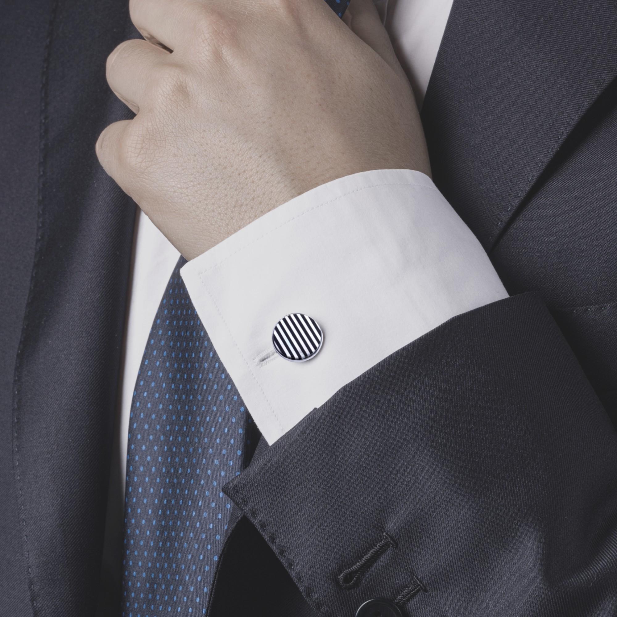 Alex Jona Design-Kollektion, handgefertigt in Italien, Manschettenknöpfe aus Sterlingsilber mit P.M.P.- und Onyx-Intarsien.
Durchmesser der Knöpfe: 0,60 Zoll. Diese Manschettenknöpfe sind mit einem T-Bar-Verschluss ausgestattet, der die Handhabung