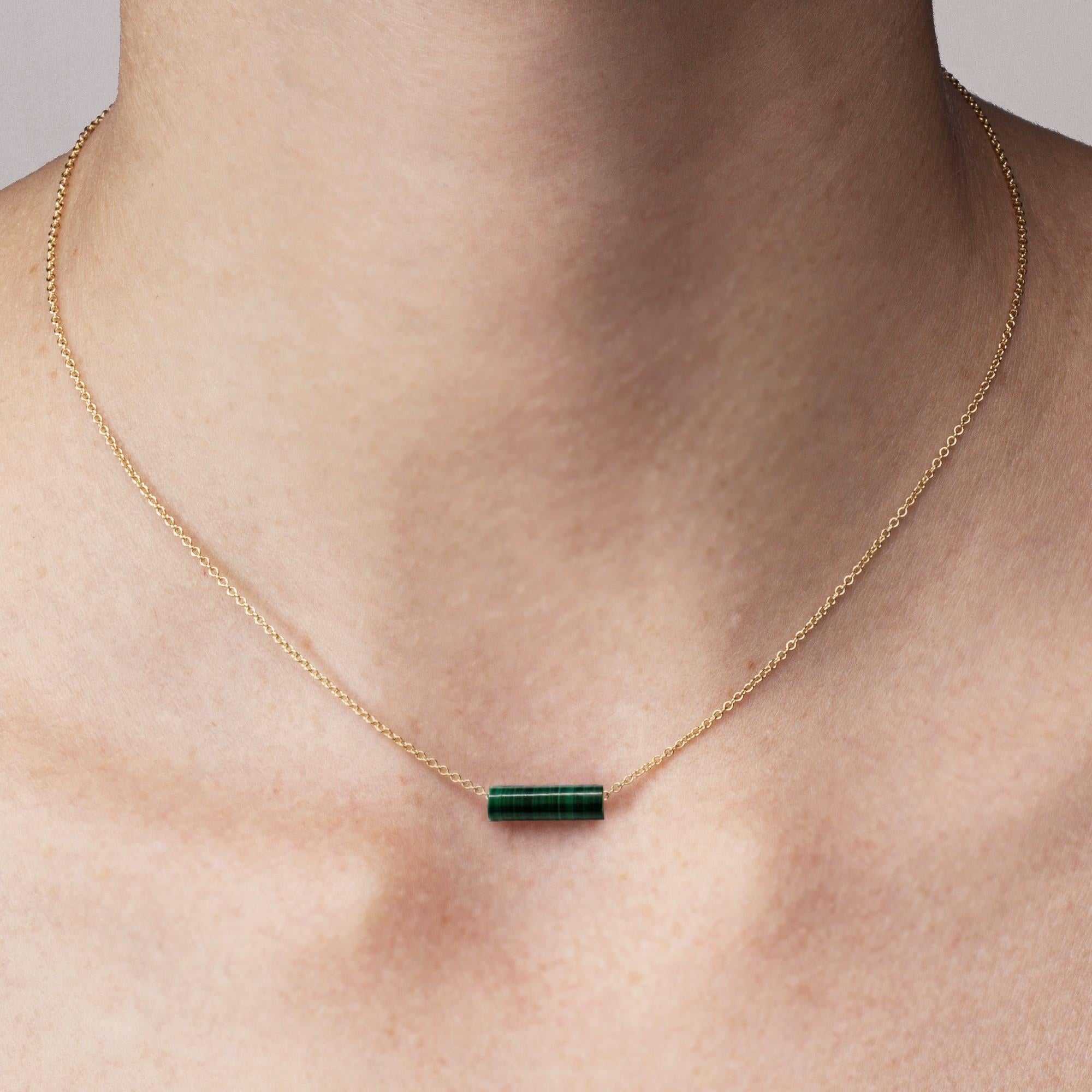Collezione Design/One, realizzata a mano in Italia, collana a catena in oro giallo 18 carati che sospende un elegante cilindro di malachite del peso di 7,57 carati.  
I gioielli Alex Jona si distinguono non solo per il loro design particolare e per