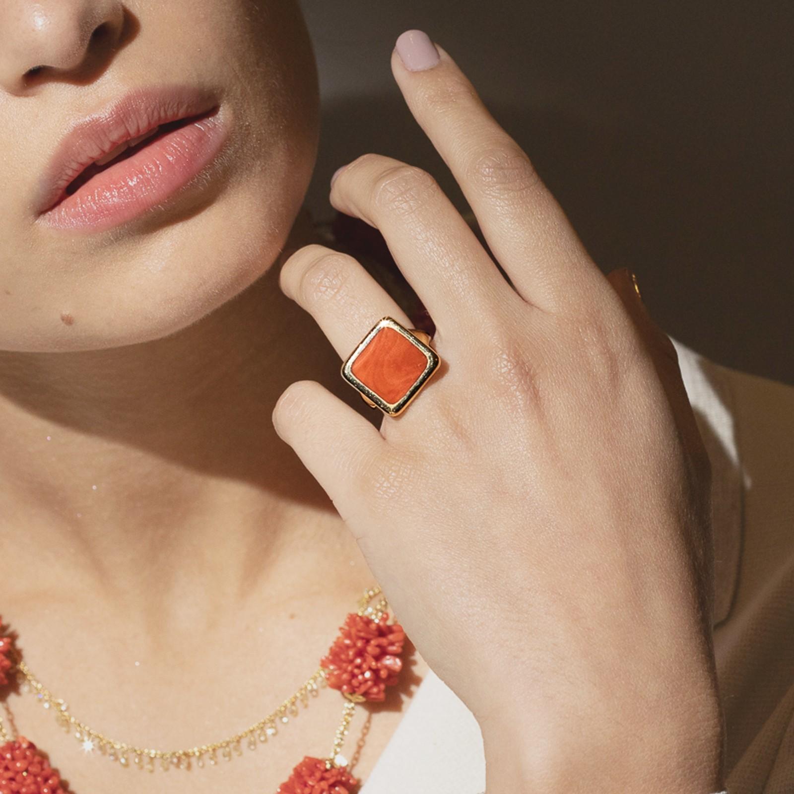 Alex Jona design collection, hand crafted in Italy, 18 carat yellow gold ring set with a squared flat cut Mediterranean Coral.
Alex Jona jewels stand out, not only for their special design and for the excellent quality of the gemstones, but also for