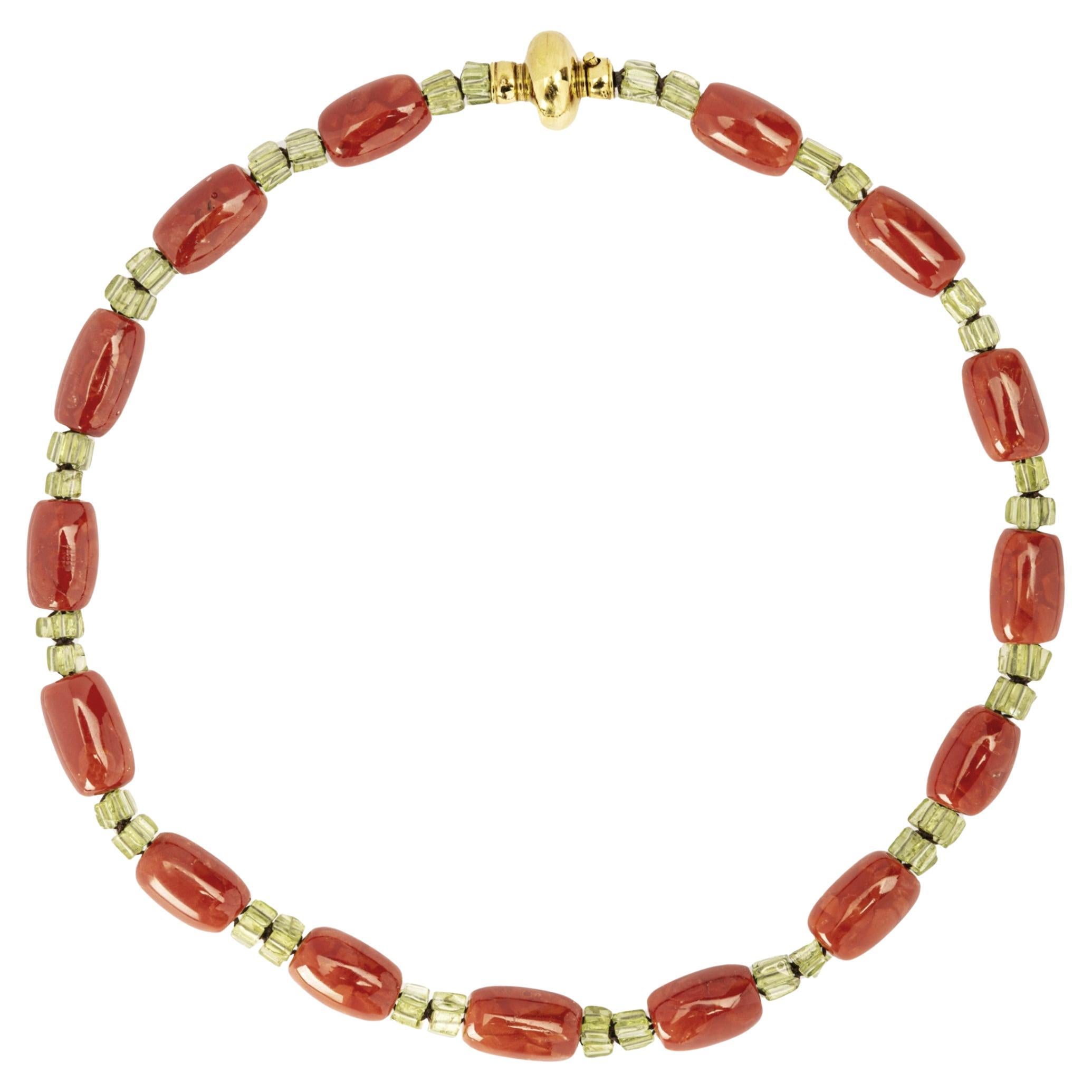 Collar de Alex Jona con coral mediterráneo y peridoto, en oro amarillo de 18 quilates