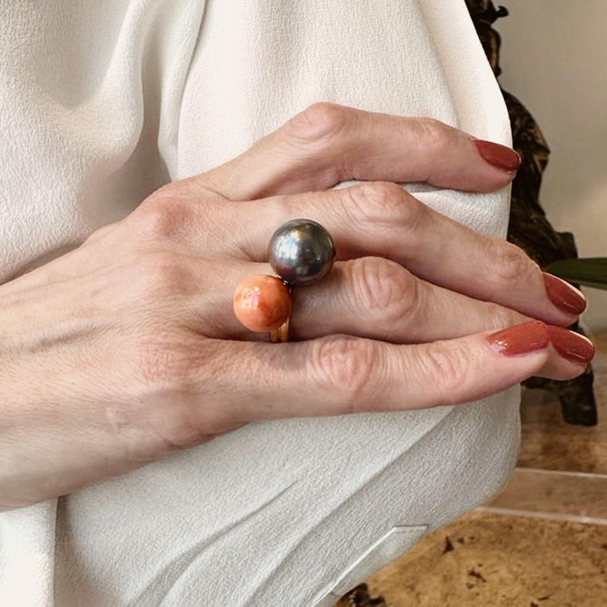 Alex Jona design collection, hand crafted in Italy, 18 carat yellow gold band ring set with one spherical Mediterranean Coral 12.00 mm diameter and one 14.20 mm Tahiti grey. Size 6.0 US, can be sized.
Alex Jona jewels stand out, not only for their