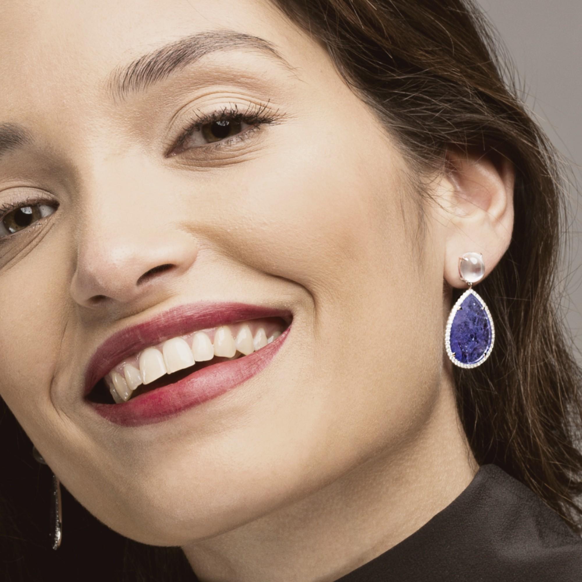 Donna Alex Jona, pietra di luna, tanzanite, diamante bianco, oro bianco 18 carati, orecchini a pendente in vendita