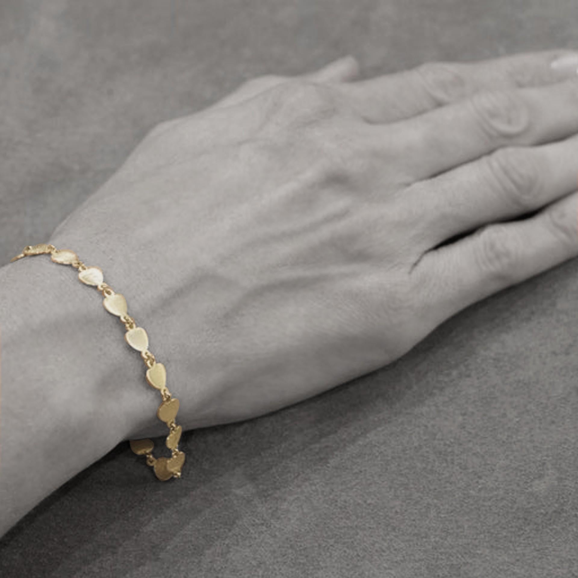 Collection AleX Jona, fait à la main en Italie, bracelet multi-cœur en or jaune 18 carats. 
Dimensions : 7.08 in. L x 0.22 in. W - 18 cm. L x 0.5 cm. W
Les bijoux Alex Jona se distinguent, non seulement par leur design particulier et par