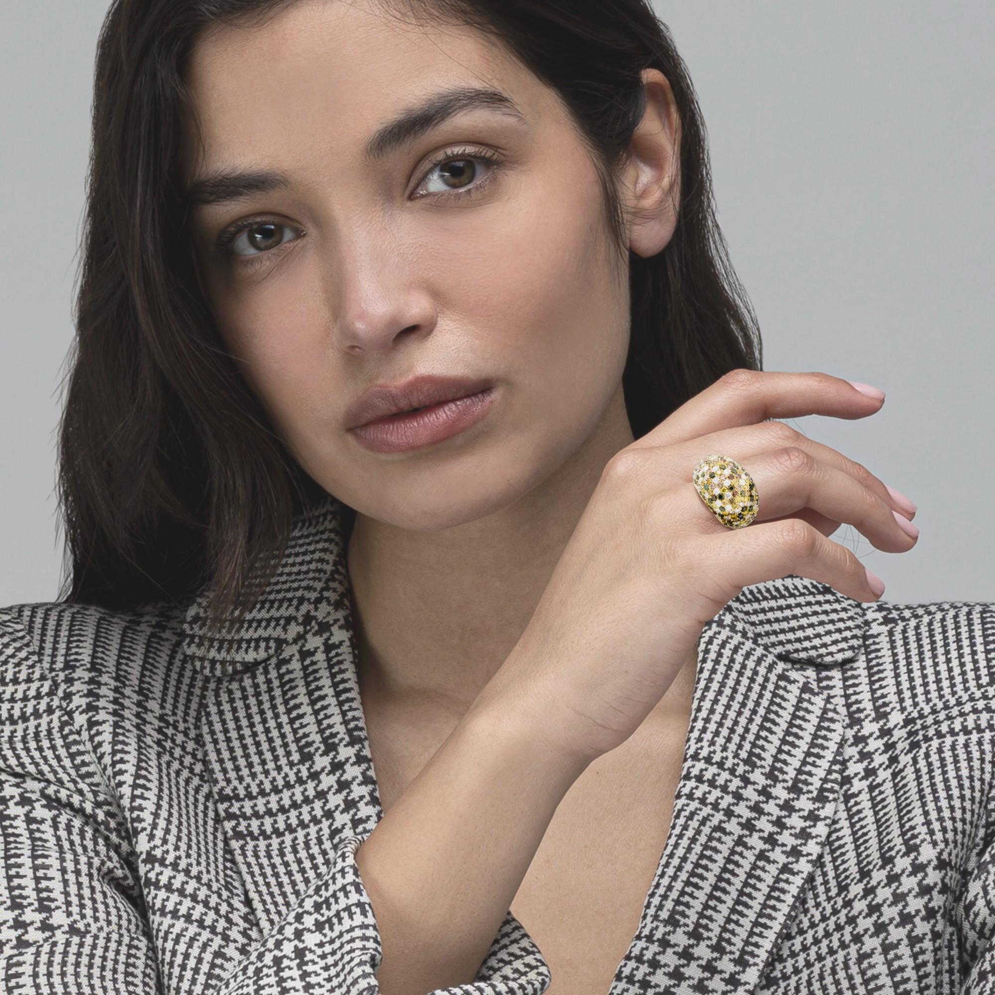 Collection Alex Jona, fait à la main en Italie, bague dôme pavée de diamants en or jaune 18 carats, sertie de 45 diamants blancs, couleur G, pureté VVS1, pesant 0,96ct., 45 diamants bruns pesant 1,04ct., 44 diamants jaunes pesant 1,04ct. et 45