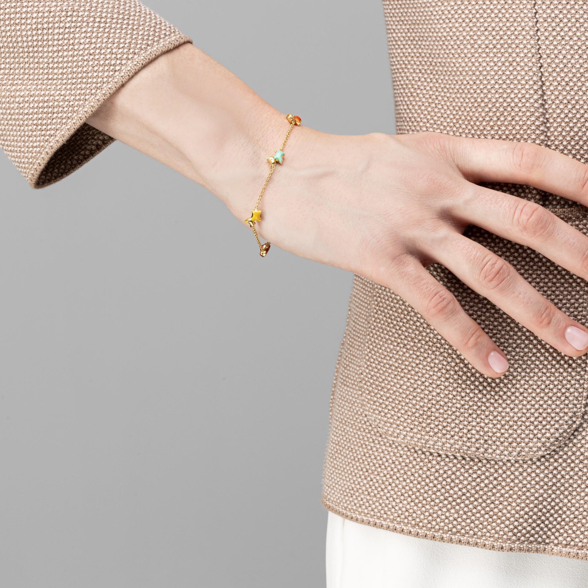 Collezione di design Alex Jona, realizzata a mano in Italia, divertente bracciale a forma di cane smaltato a mano.

I gioielli Alex Jona si distinguono non solo per il loro design particolare e per l'eccellente qualità delle pietre preziose, ma