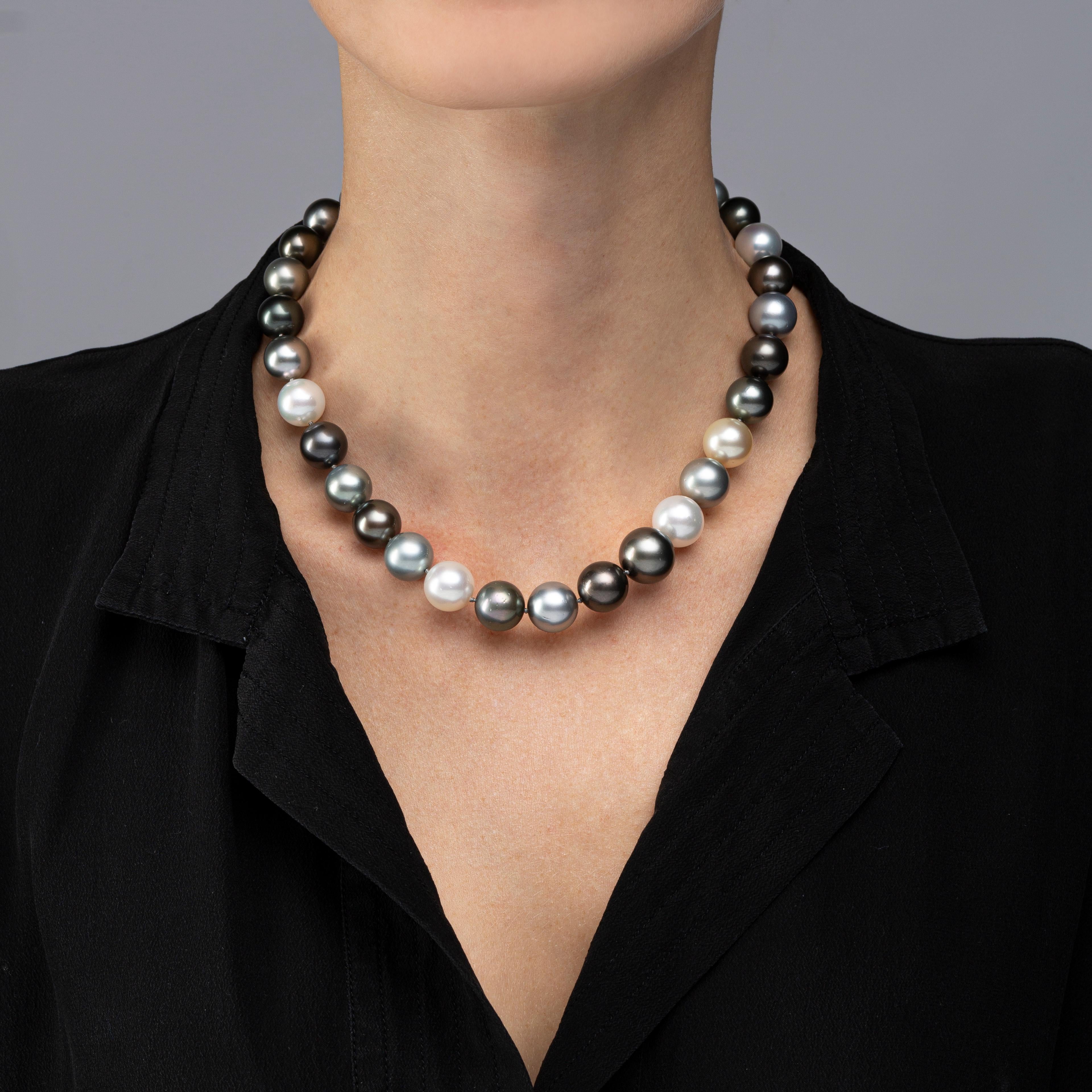 Alex Jona Collection, siebzehn Zoll lange Halskette bestehend aus dreiunddreißig, 0,47 - 0,55 in. / 11,9-13,9 mm, weiße, hellgraue und schwarze Südseeperlen, die Perlen sind mit einer unsichtbaren Schließe aufgereiht. Perlenqualität: AA,
Perlglanz: