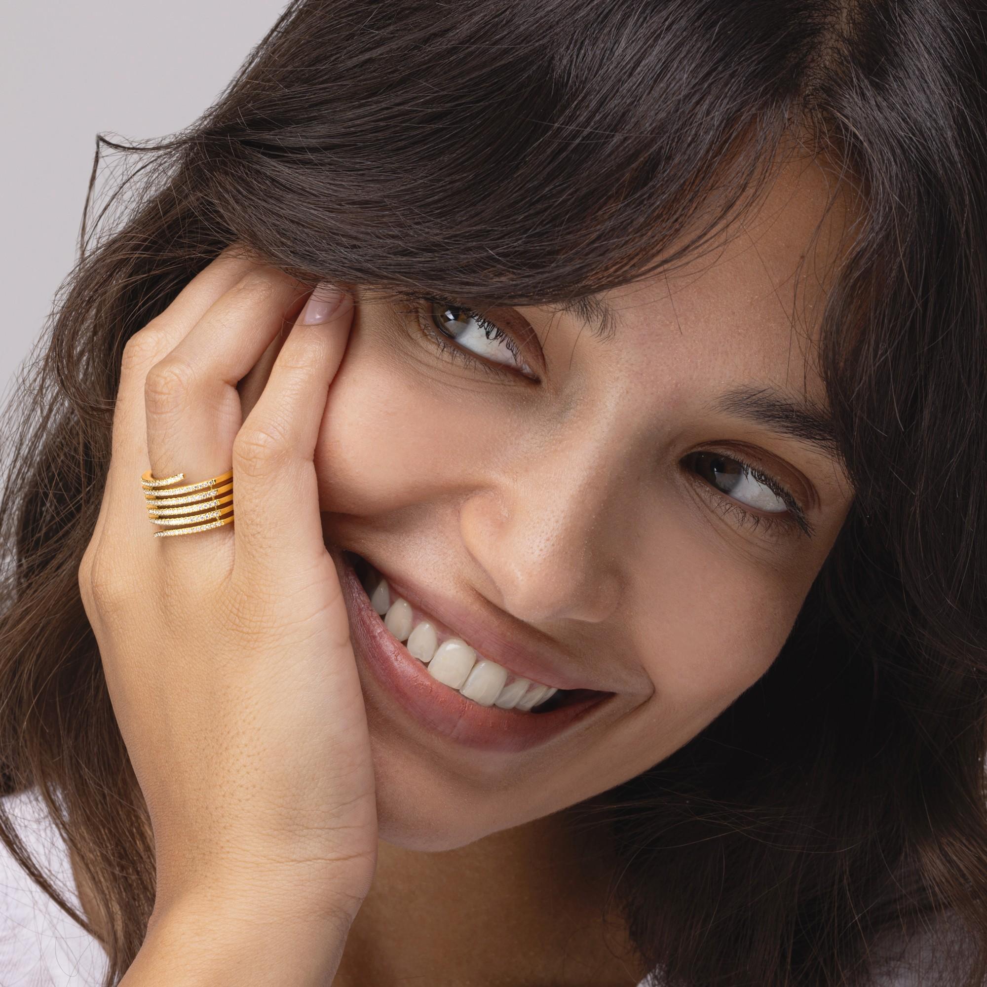 Alex Jona Design-Kollektion, handgefertigt in Italien, 18 Karat Gelbgold Spule Schlange Ringband, mit 0,48 Karat weiß rund geschliffenen Diamanten, FG Farbe, VVS Klarheit gesetzt.
Die Juwelen von Alex Jona zeichnen sich nicht nur durch ihr