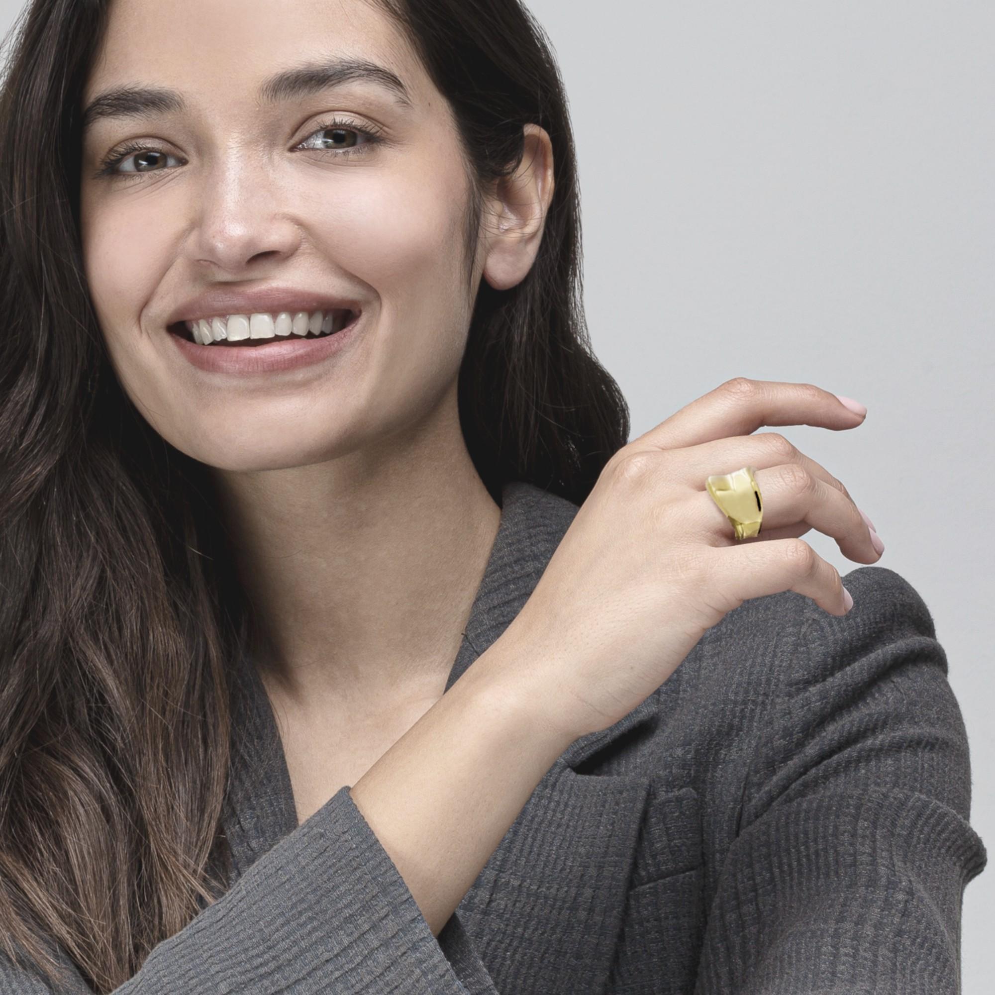 Alex Jona design collection, hand crafted in Italy, 18 karat yellow gold onda ring band.
Dimension: H 0.58 in X W 0.86 in  -  H 14.79 mm X W 22.06 mm
Alex Jona jewels stand out, not only for their special design and for the excellent quality of the