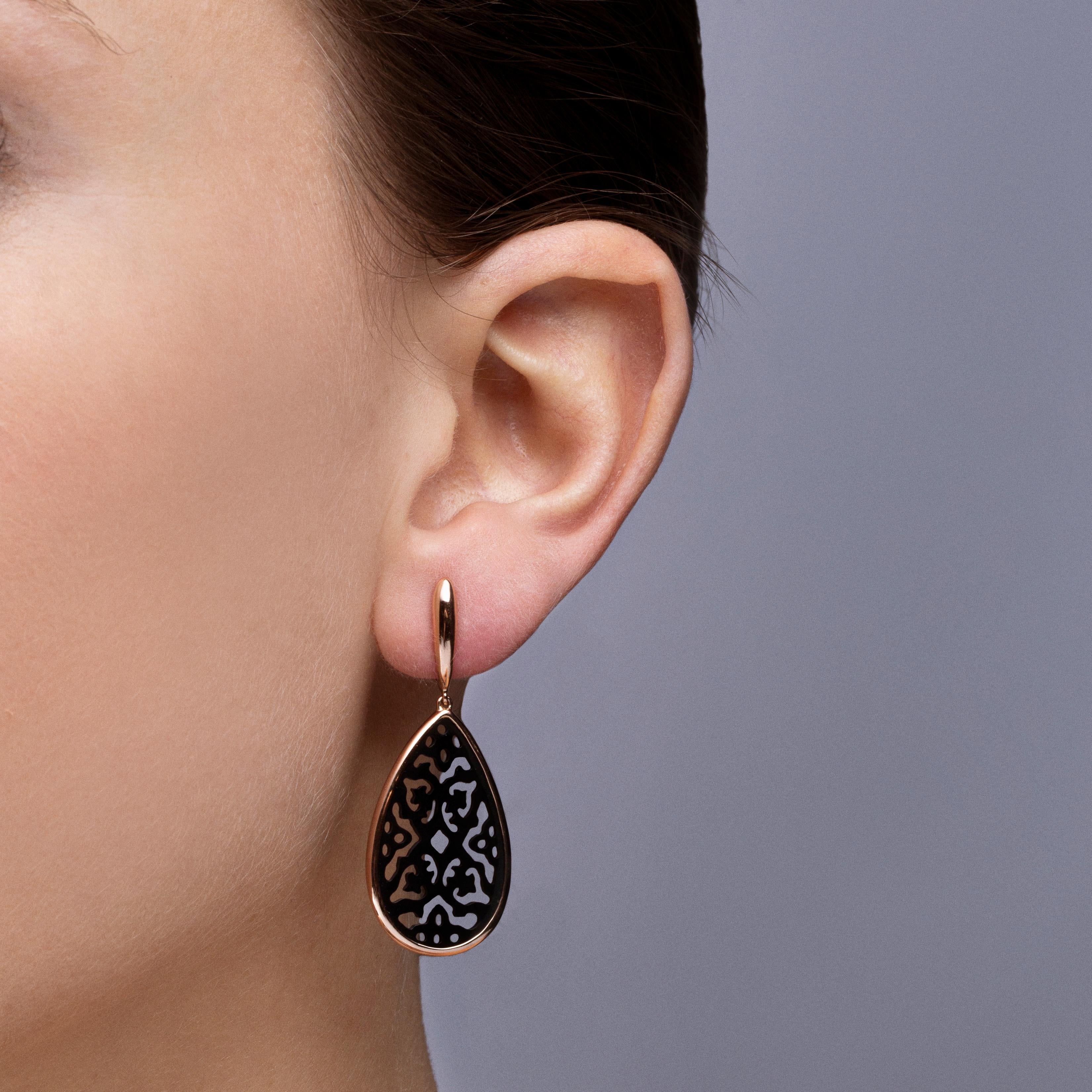 Alex Jona design collection, hand crafted in Italy, 18 karat rose gold carved openwork onyx pendant earrings.
Dimensions : H x1.17 in, W 0.46 in. -H x 29.72 mm, W x 11.69 mm. 

Alex Jona jewels stand out, not only for their special design and for