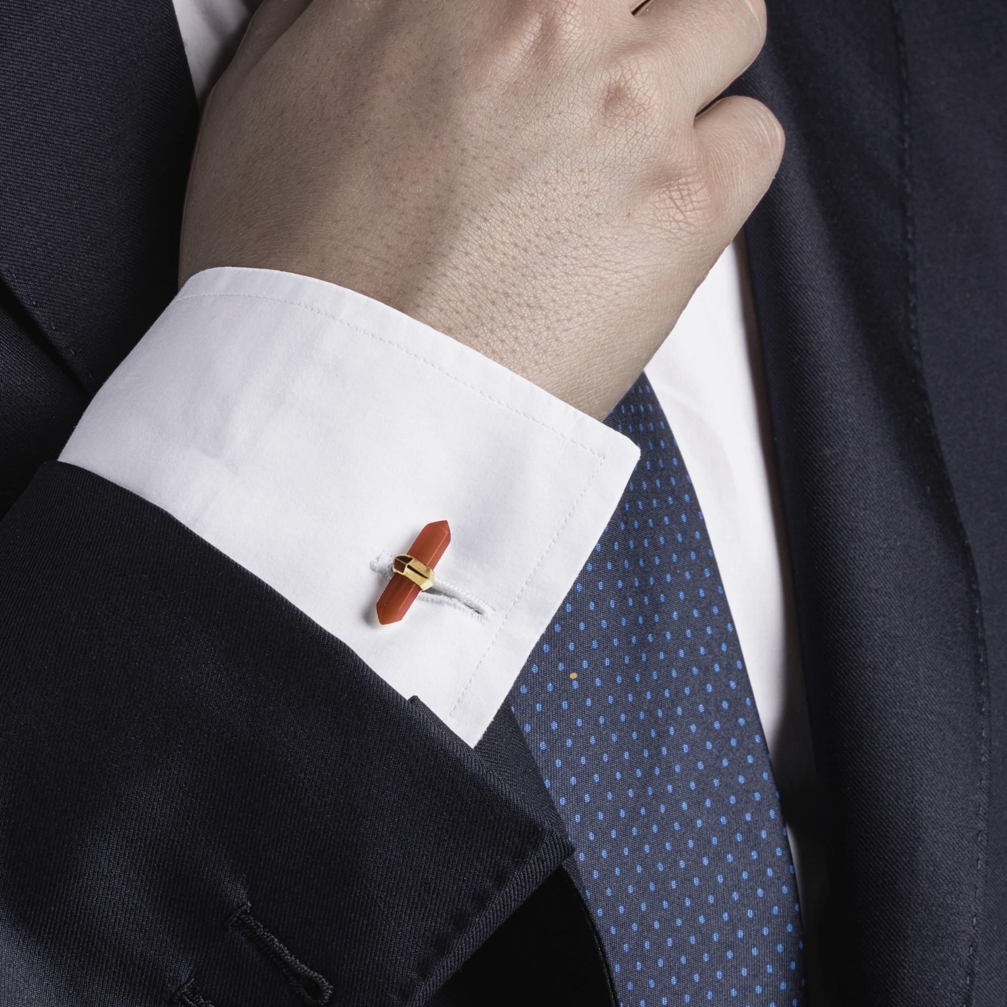 Alex Jona design collection, onyx and carnelian prism bar cufflinks mounted in 18 karat yellow gold. The gold cufflinks are 