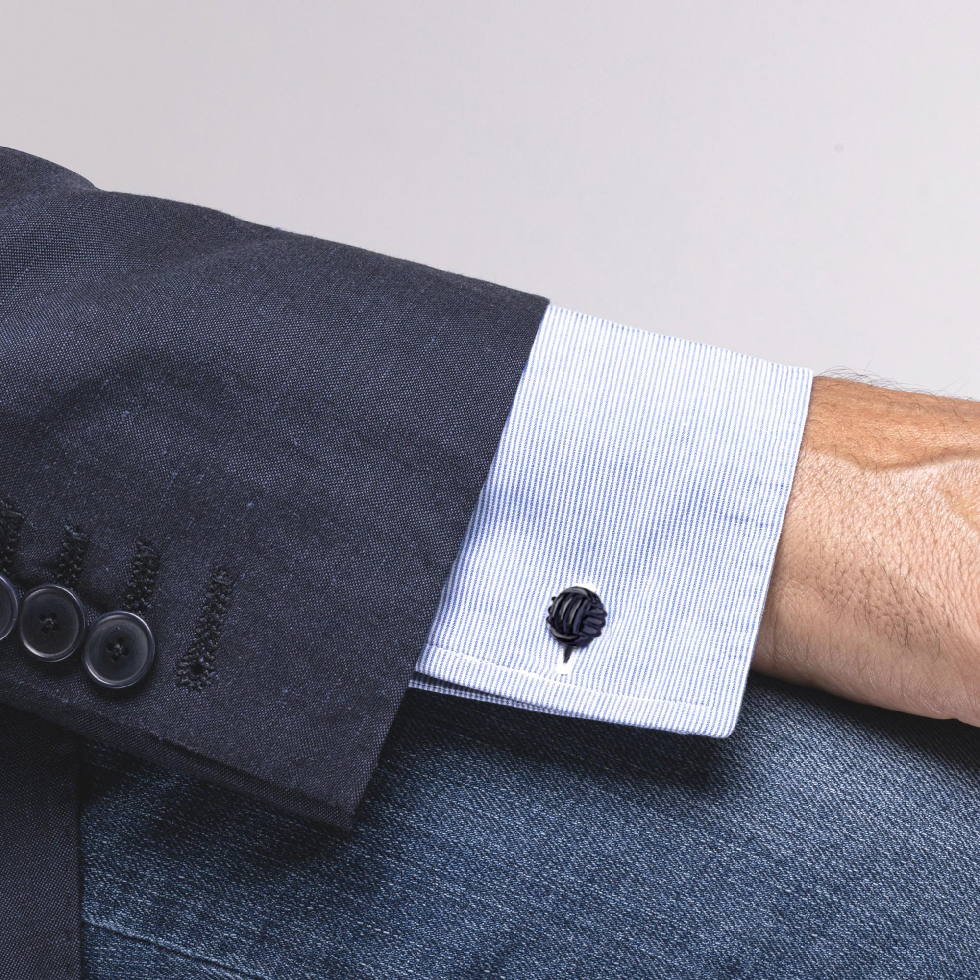 Alex Jona Design-Kollektion, handgefertigt in Italien, doppelseitige Manschettenknöpfe mit handgeschnitztem Onyx-Affenfaustknoten, montiert in 18 Karat Weißgold. Ursprünglich wurden Manschetten mit Seidenknoten getragen. Diese eleganten
