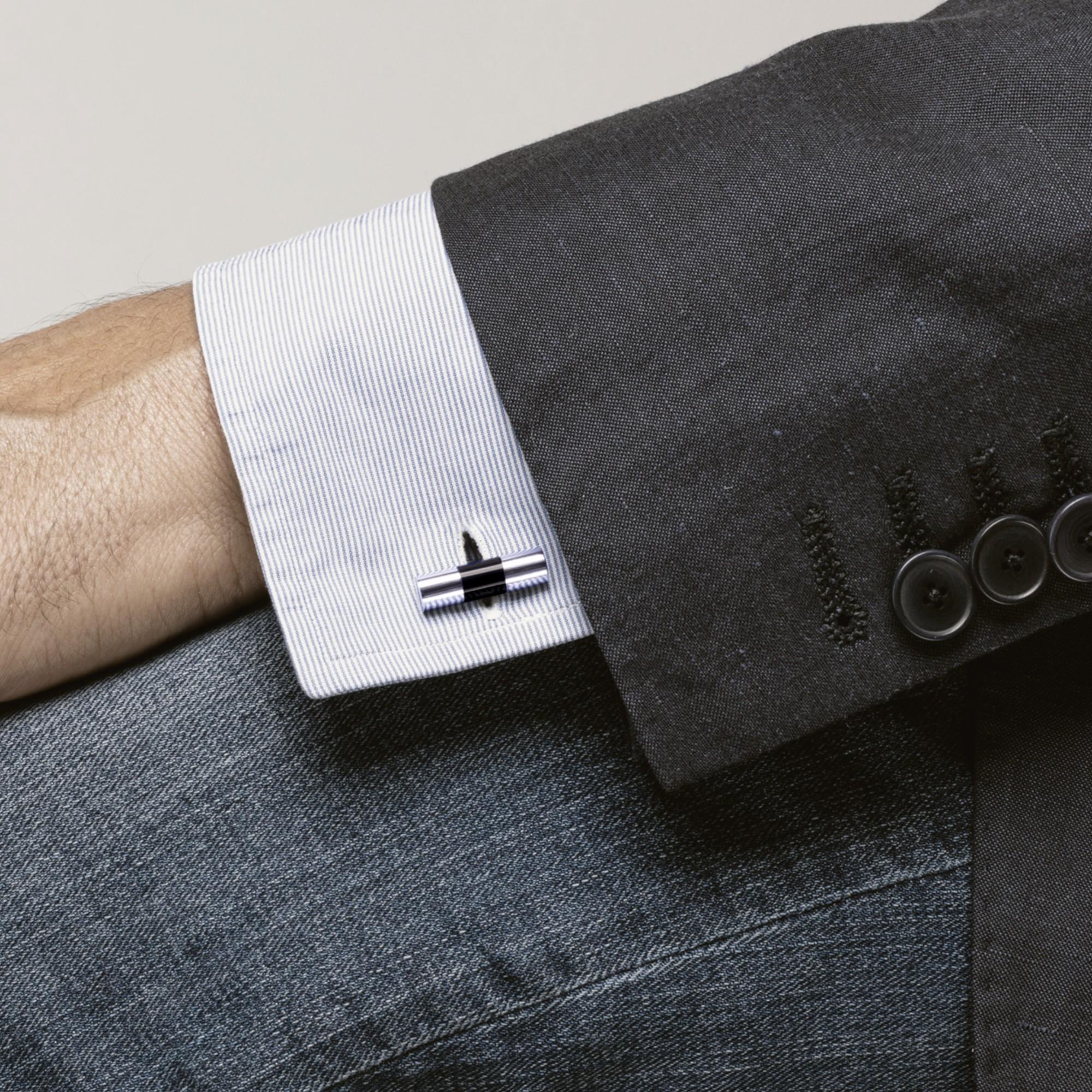 Collezione di design Alex Jona, realizzata a mano in Italia, gemelli da polso a barra in argento rodiato e onice. Marcato JONA 925. 
I gemelli Alex Jona si distinguono non solo per il loro design particolare e per l'eccellente qualità, ma anche per