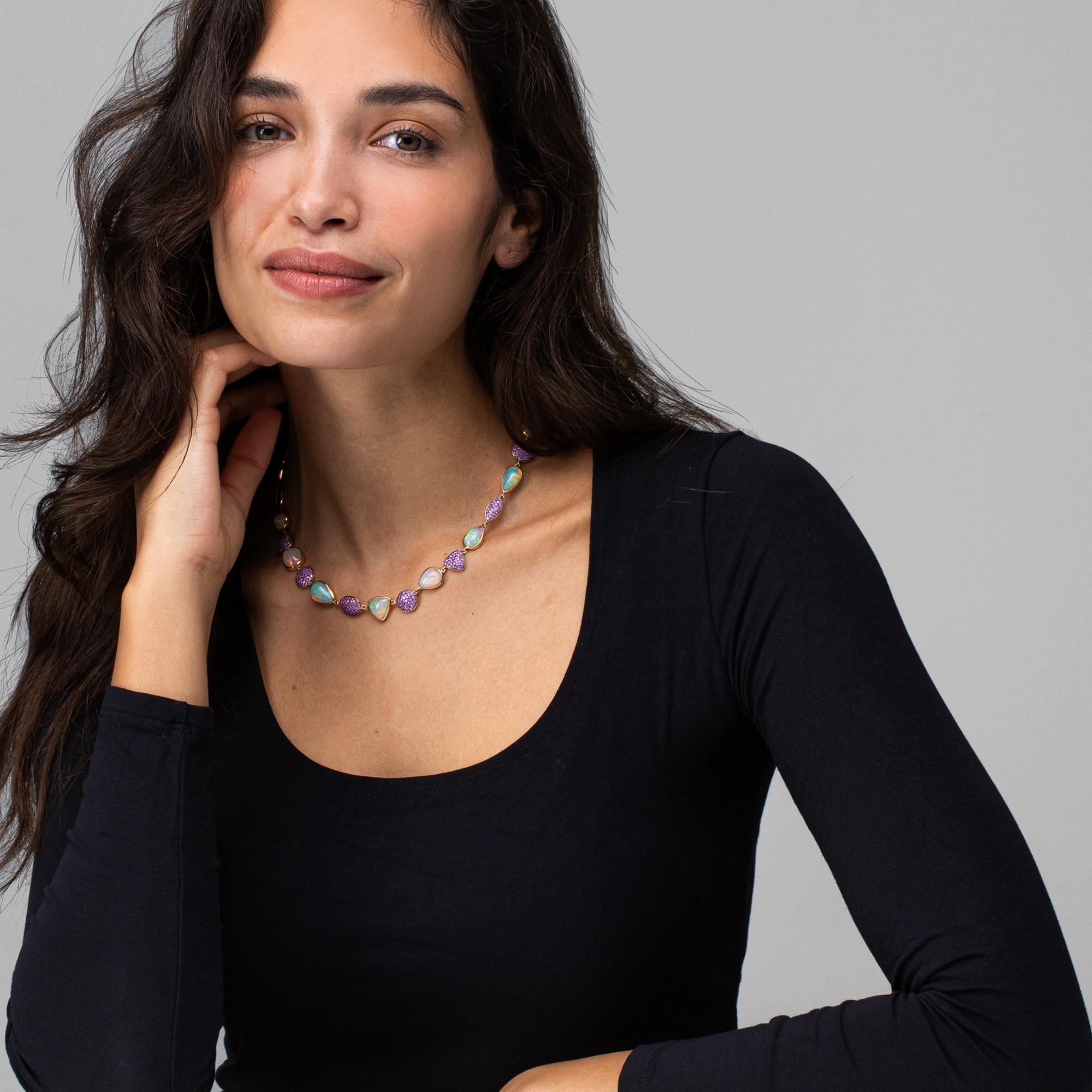 Collection Design/One d'Alex Jona, fabrication artisanale en Italie, collier en or rose 18 carats, composé d'une alternance de cabochons d'opale et de maillons pavés de saphir rose. Poids total des pierres : Opales 21,60 cts, saphirs roses 4,10