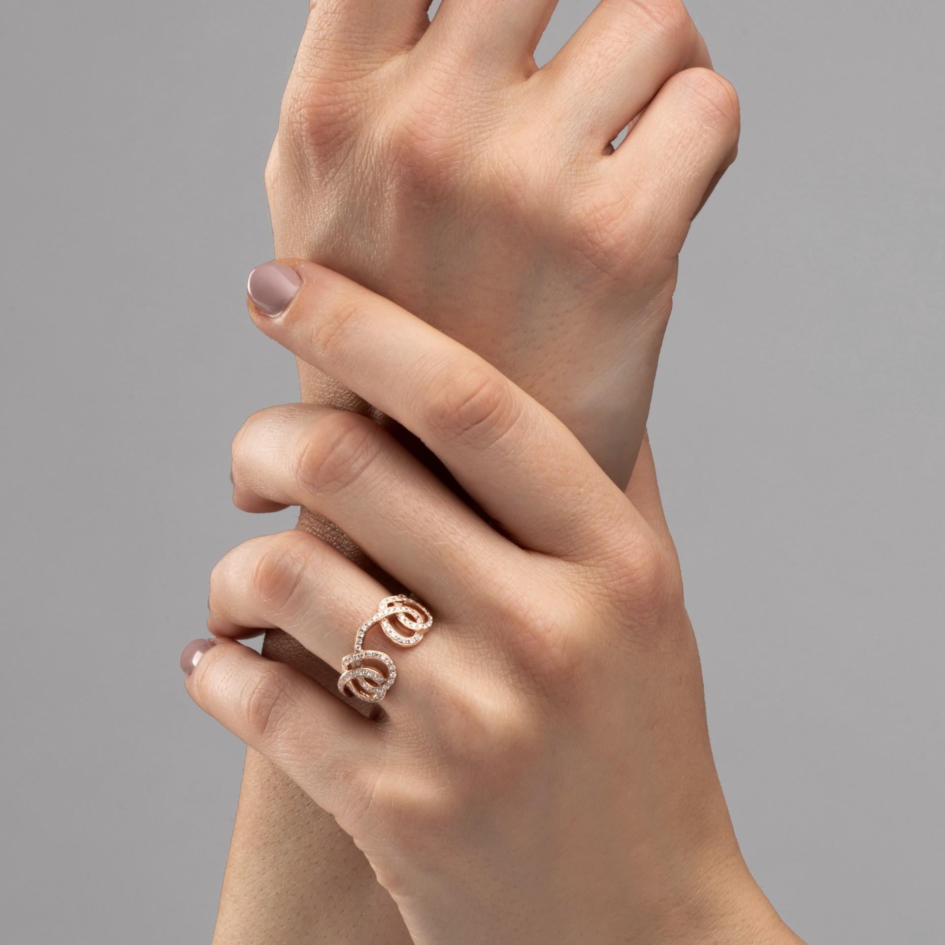 Anello a cuore aperto intersecante in oro rosa 18 carati della collezione Alex Jona, realizzato a mano in Italia, con 109 diamanti bianchi per un peso di 0,52 carati. Colore F, purezza VS1.  Taglia 6.5. Può essere dimensionato in base a qualsiasi