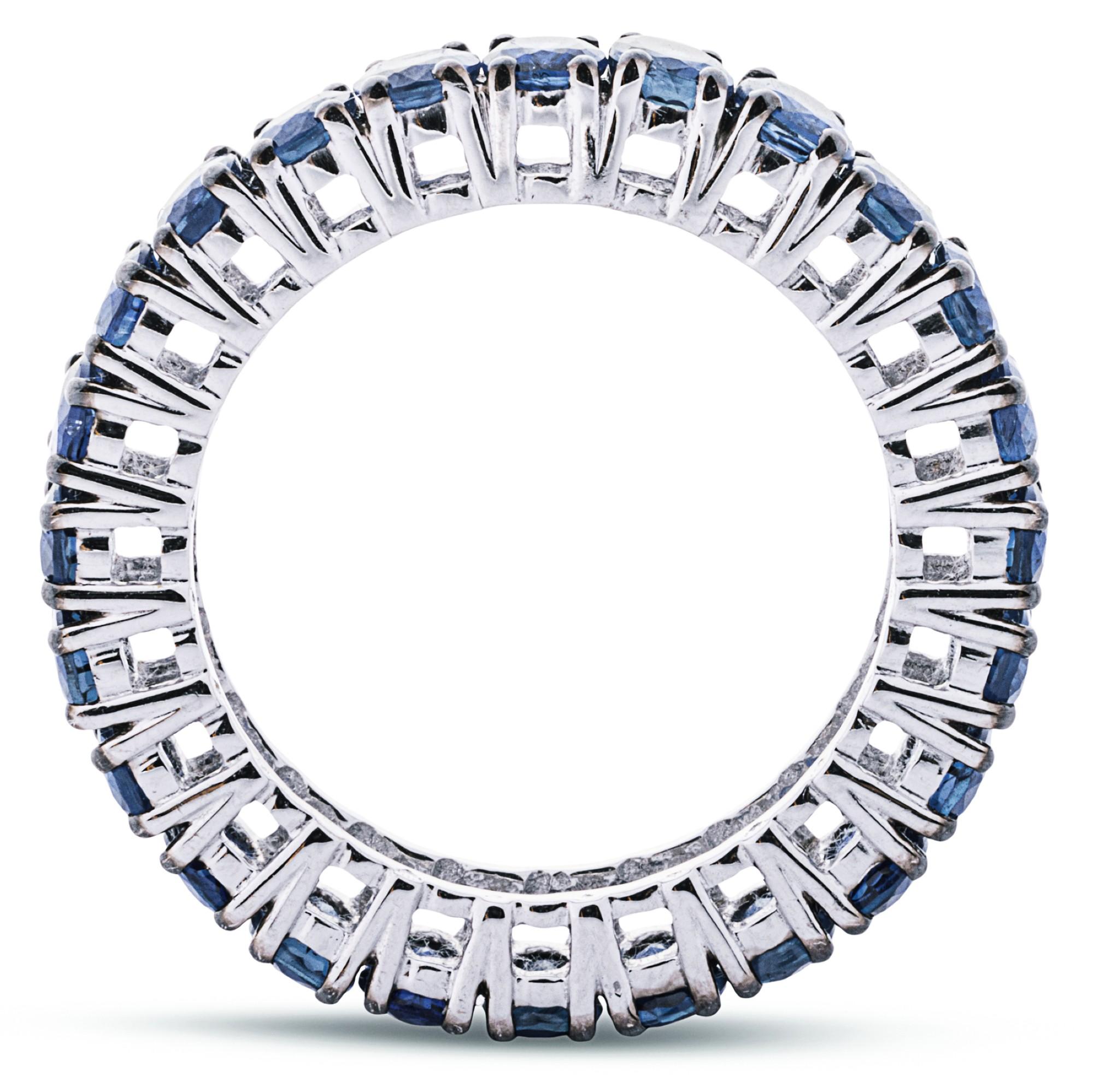 Alex Jona: 18 Karat Weißgold Eternity-Ring mit blauem Saphir im Ovalschliff und Saphir Damen im Angebot
