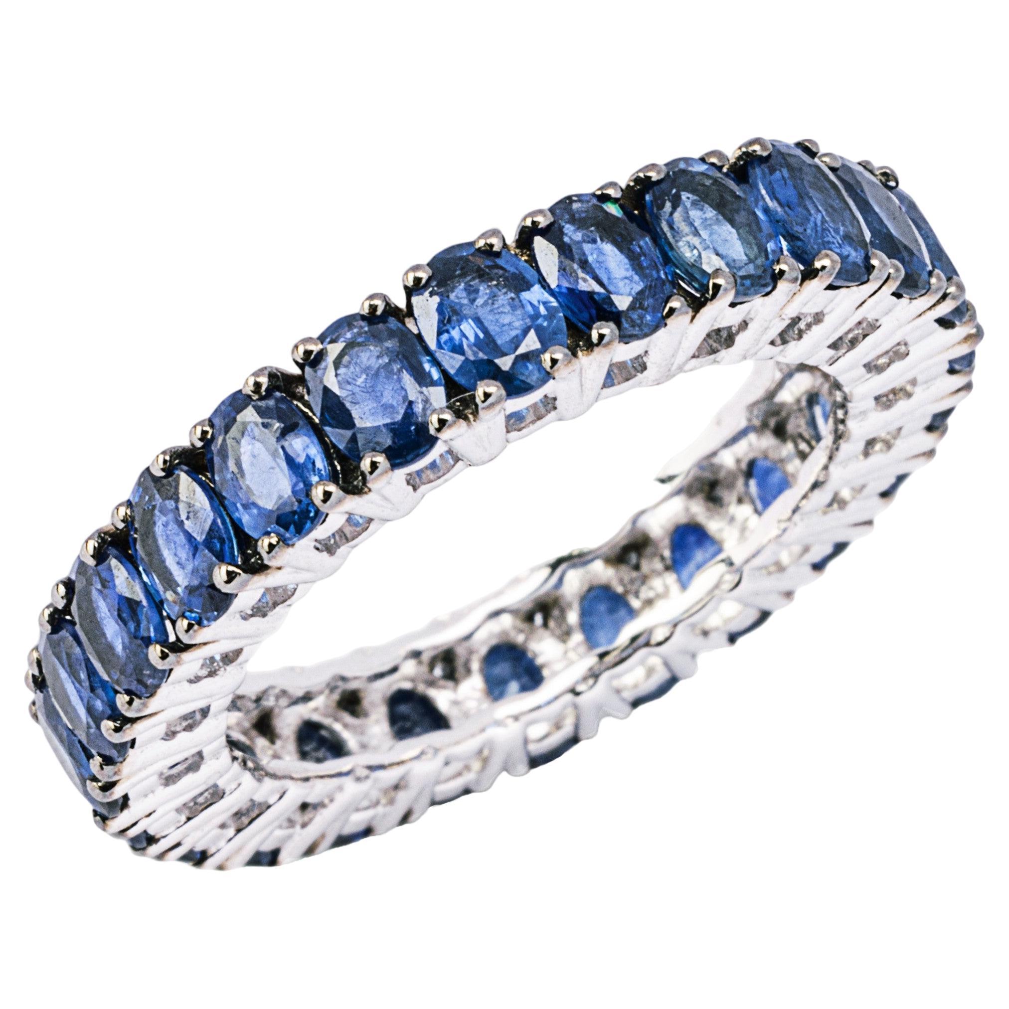 Alex Jona: 18 Karat Weißgold Eternity-Ring mit blauem Saphir im Ovalschliff und Saphir im Angebot