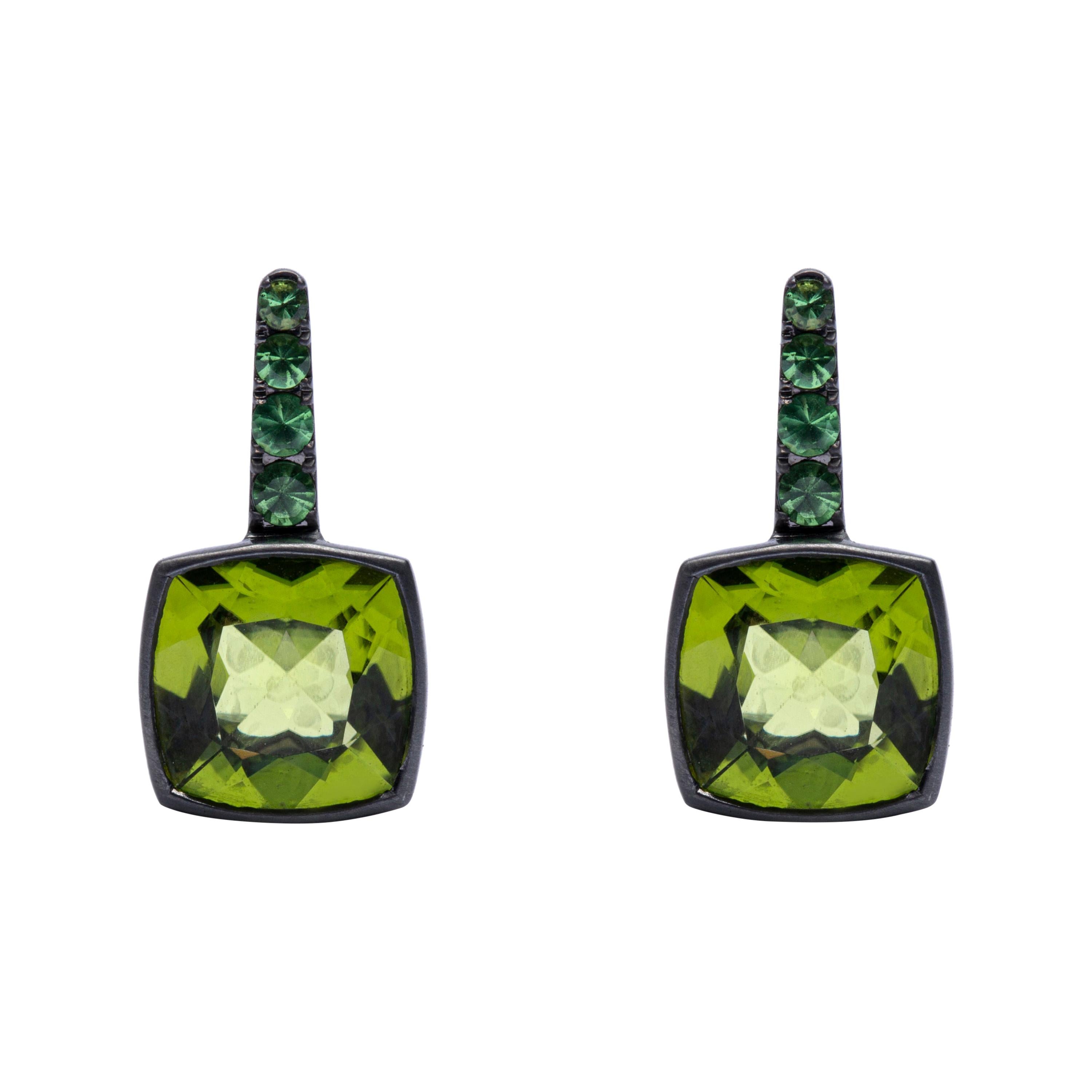 Alex Jona, clous d'oreilles en or blanc 18 carats avec péridots et tsavorites