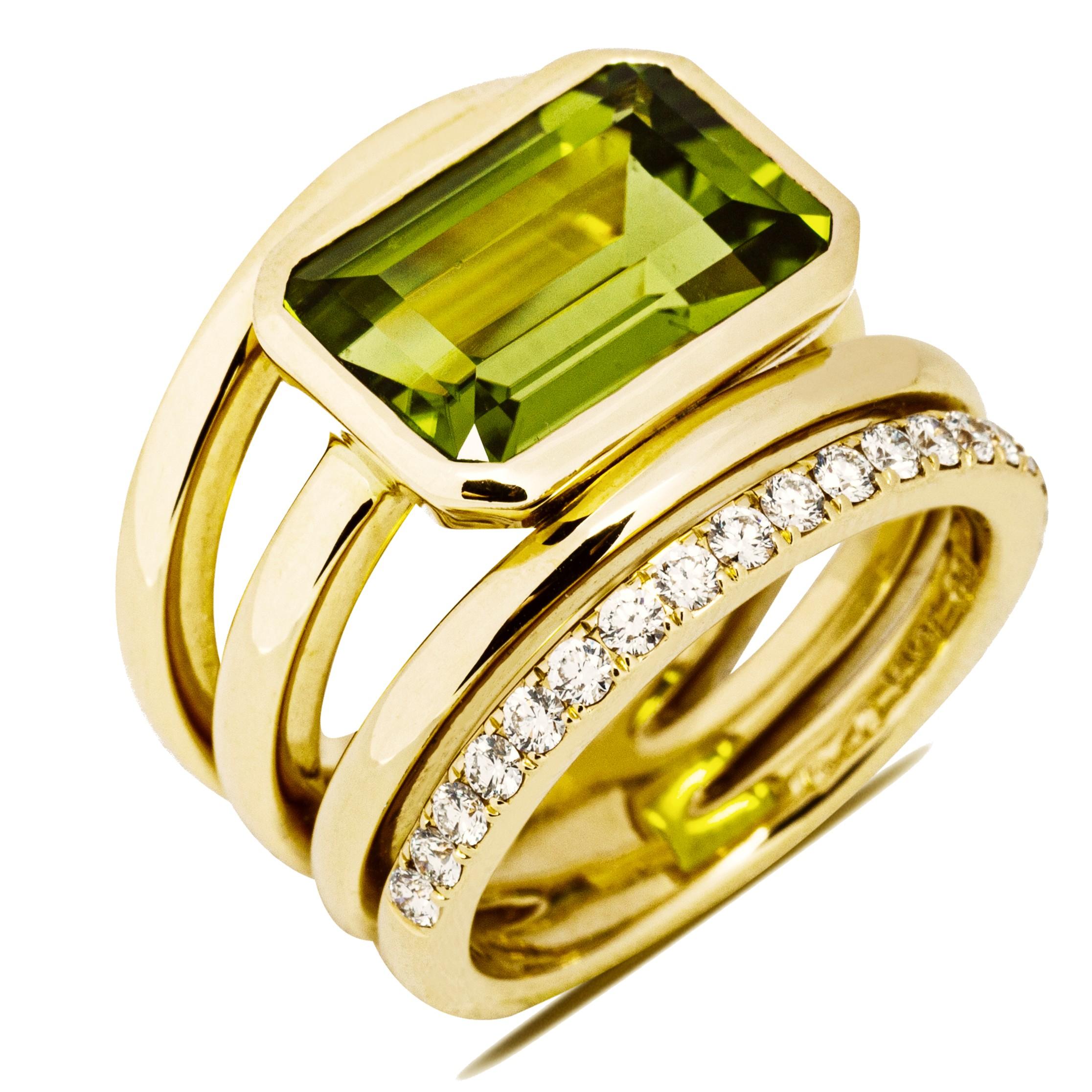 Alex Jona design collection, hand crafted in Italy, 18 karat yellow gold band ring set with a 5.92 carat emerald cut Peridot and 0.40 carats of white diamonds.
Dimension : H 0.93 in / 23.74 mm X W 0.86 in / 22.06 mm X D 0.22 in/ 5.80 mm

Alex Jona