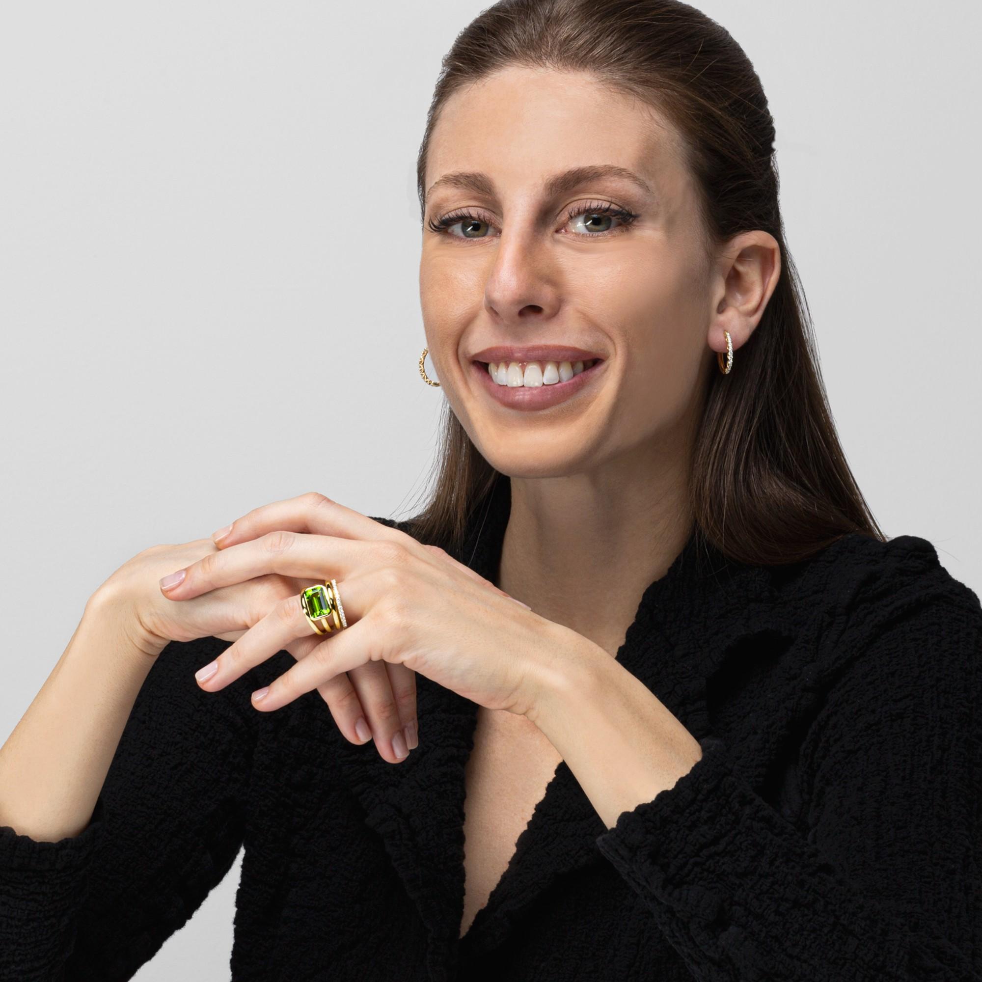 Alex Jona design collection, hand crafted in Italy, 18 karat yellow gold band ring set with a 5.92 carat emerald cut Peridot and 0.40 carats of white diamonds.
Dimension : H 0.93 in / 23.74 mm X W 0.86 in / 22.06 mm X D 0.22 in/ 5.80 mm

Alex Jona