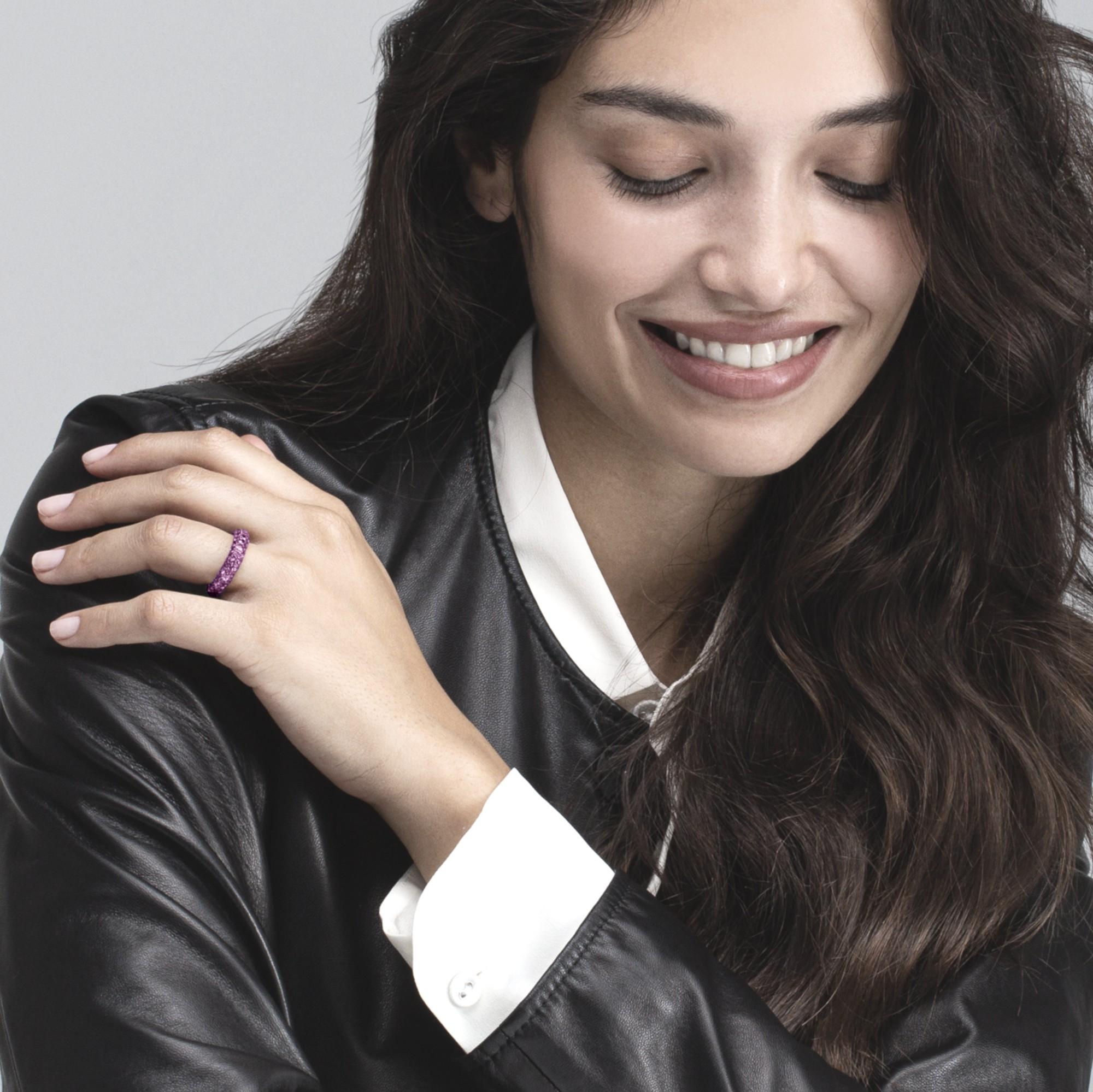 Collezione di design Alex Jona, realizzata a mano in Italia, fascia in oro giallo 18 carati con tre file di zaffiri rosa taglio brillante da 5,79 carati. 
Questo anello può essere ridimensionato in modo modesto o ordinato in base alle specifiche del