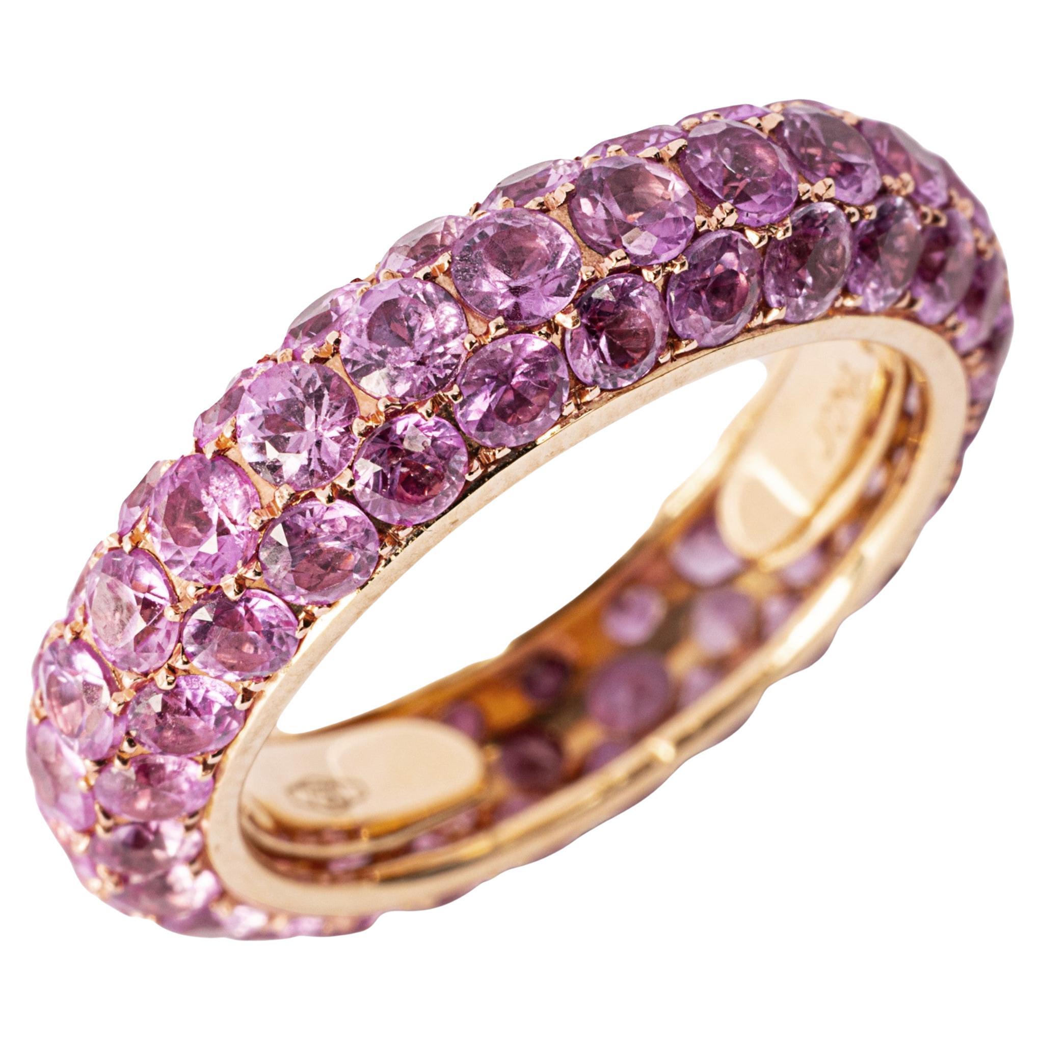 Anello a fascia per l
eternità in oro giallo 18 carati con zaffiro rosa pavé di Alex Jona