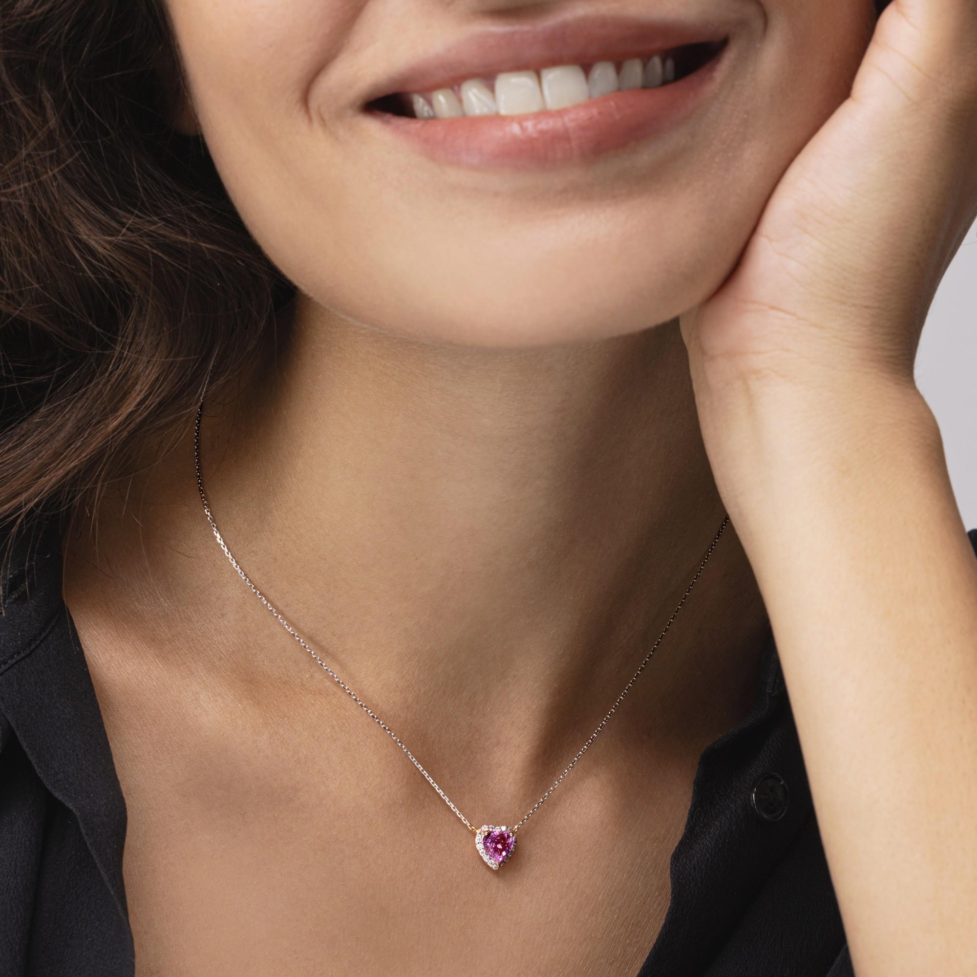 Alex Jona Design-Kollektion, handgefertigt in Italien, 18 Karat Roségold Anhänger Halskette mit einem rosa Saphir im Herzschliff mit einem Gesamtgewicht von 1,11 Karat, umgeben von 0,13 Karat weißen Diamanten, F-G Farbe, VS Reinheit.
Die Juwelen von