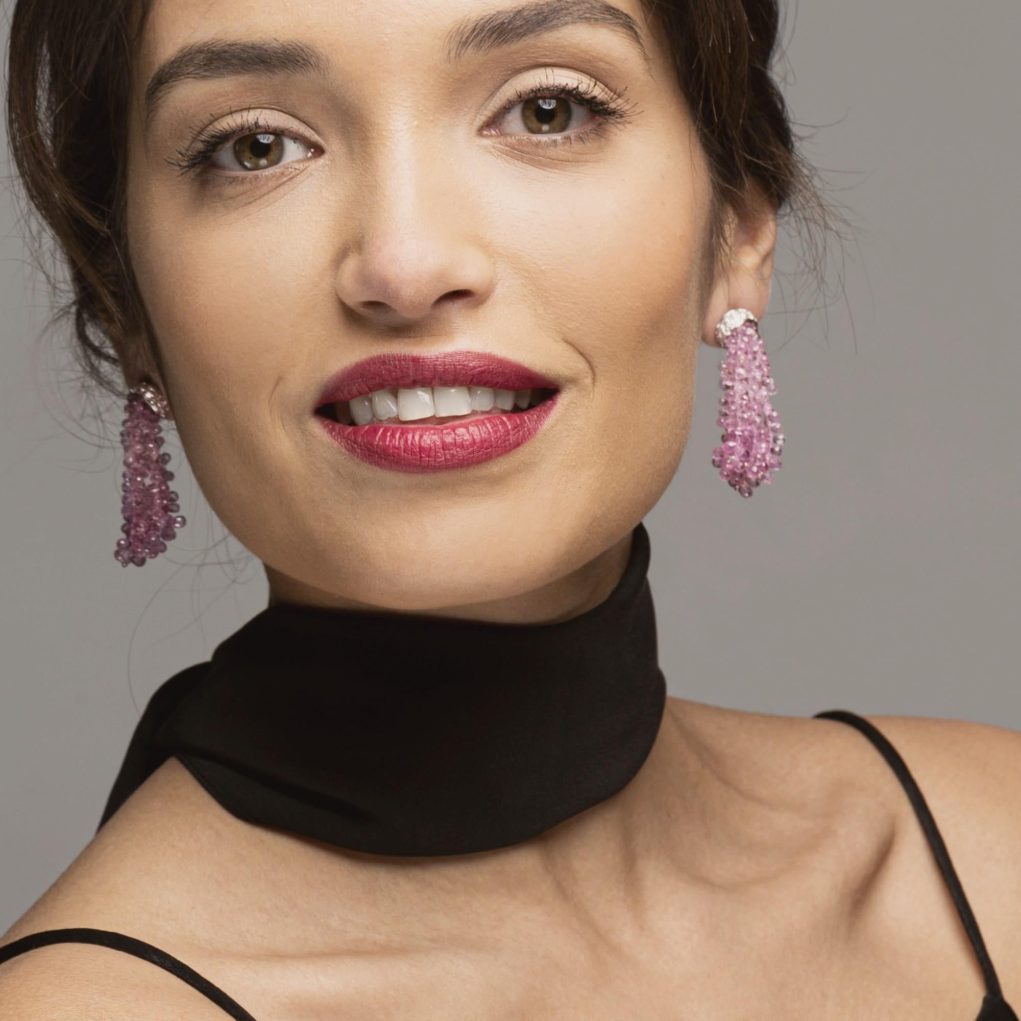 Alex Jona, fait à la main en Italie, paire de boucles d'oreilles chandelier présentant des grappes de saphirs roses gradués taillés en briolette pour un poids total de 61,85 carats, soutenues par une monture en or blanc 18 carats sertie de diamants